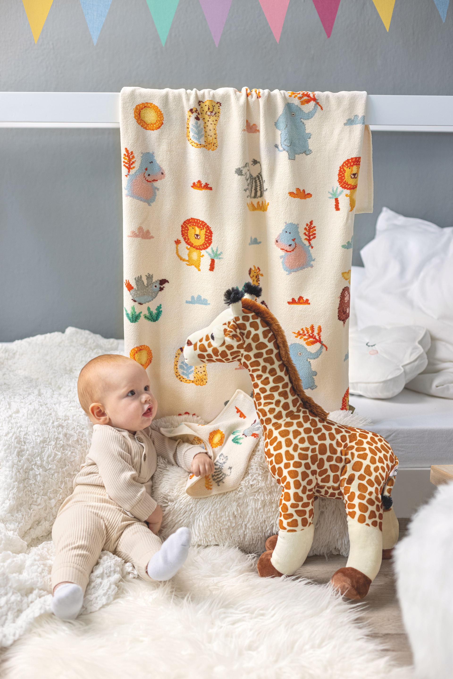 Bunte Tierdecken für Babyzimmer – Luxuriöses FEILER Handtuch der Kollektion WILD SAFARI als Lifestyleaufnahme aus Original FEILER-Chenille, Made in Germany.