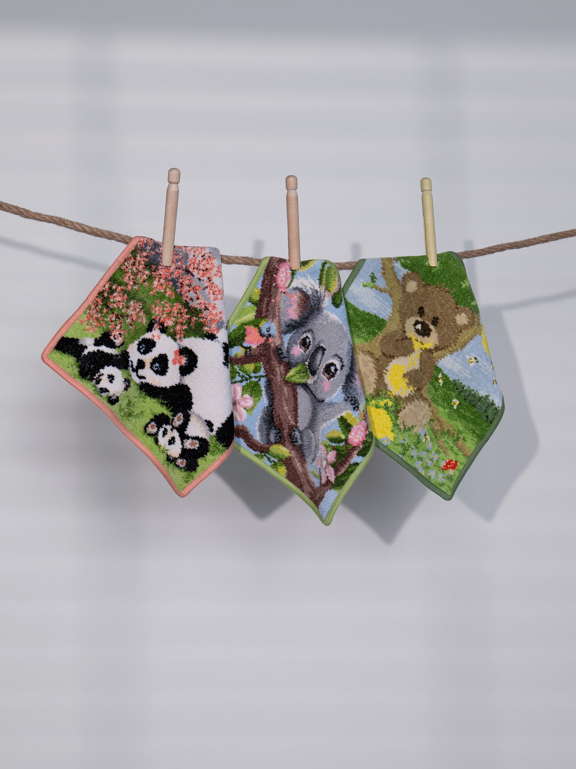 Lifestyle-Aufnahme mit dem FEILER-Gesichtstuch aus der Kollektion BEAR AND FRIENDS, Größe 25 × 25 cm, gefertigt aus Original FEILER-Chenille in Deutschland.