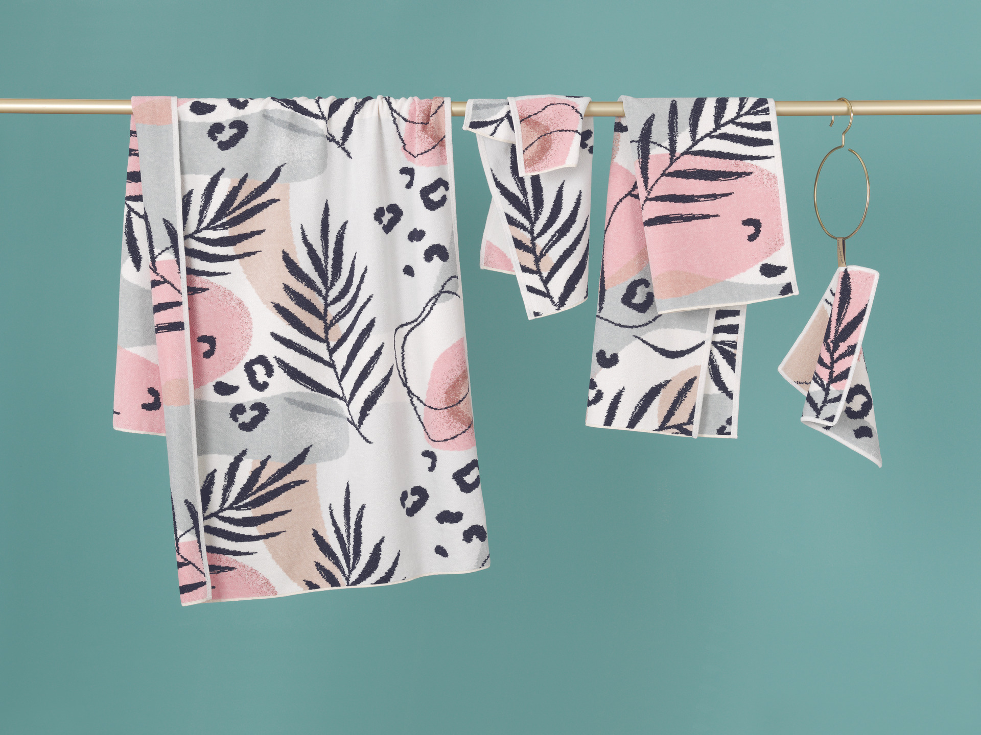 Chenille Handtuch-Set mit Print, rosa-blau – Luxuriöses FEILER Handtuch der Kollektion STAY WILD als Lifestyleaufnahme aus Original FEILER-Chenille, Made in Germany.