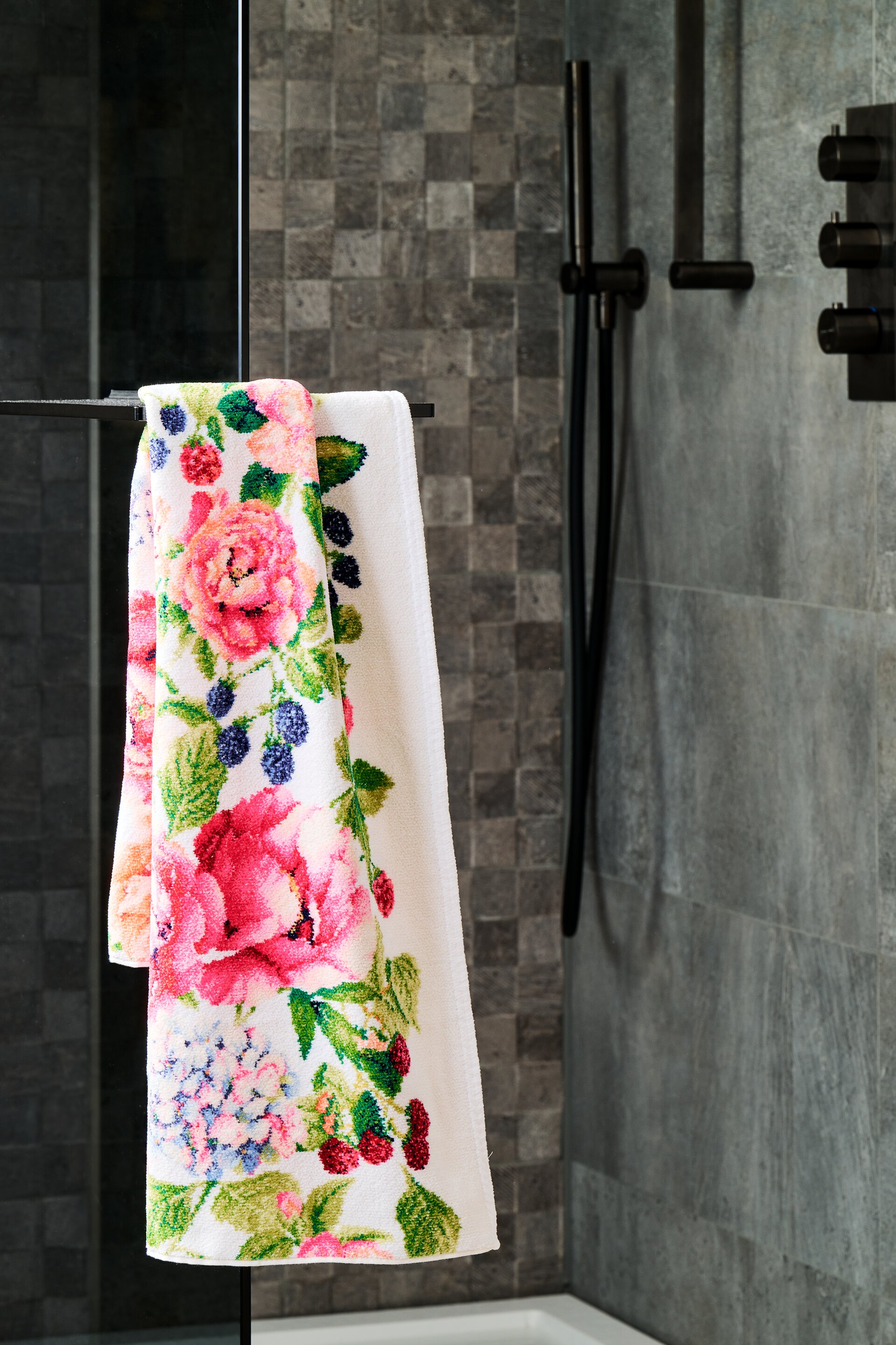 Florales Handtuch im modernen Badezimmer – Luxuriöses FEILER Handtuch der Kollektion BEATRICE als Lifestyleaufnahme aus Original FEILER-Chenille, Made in Germany.
