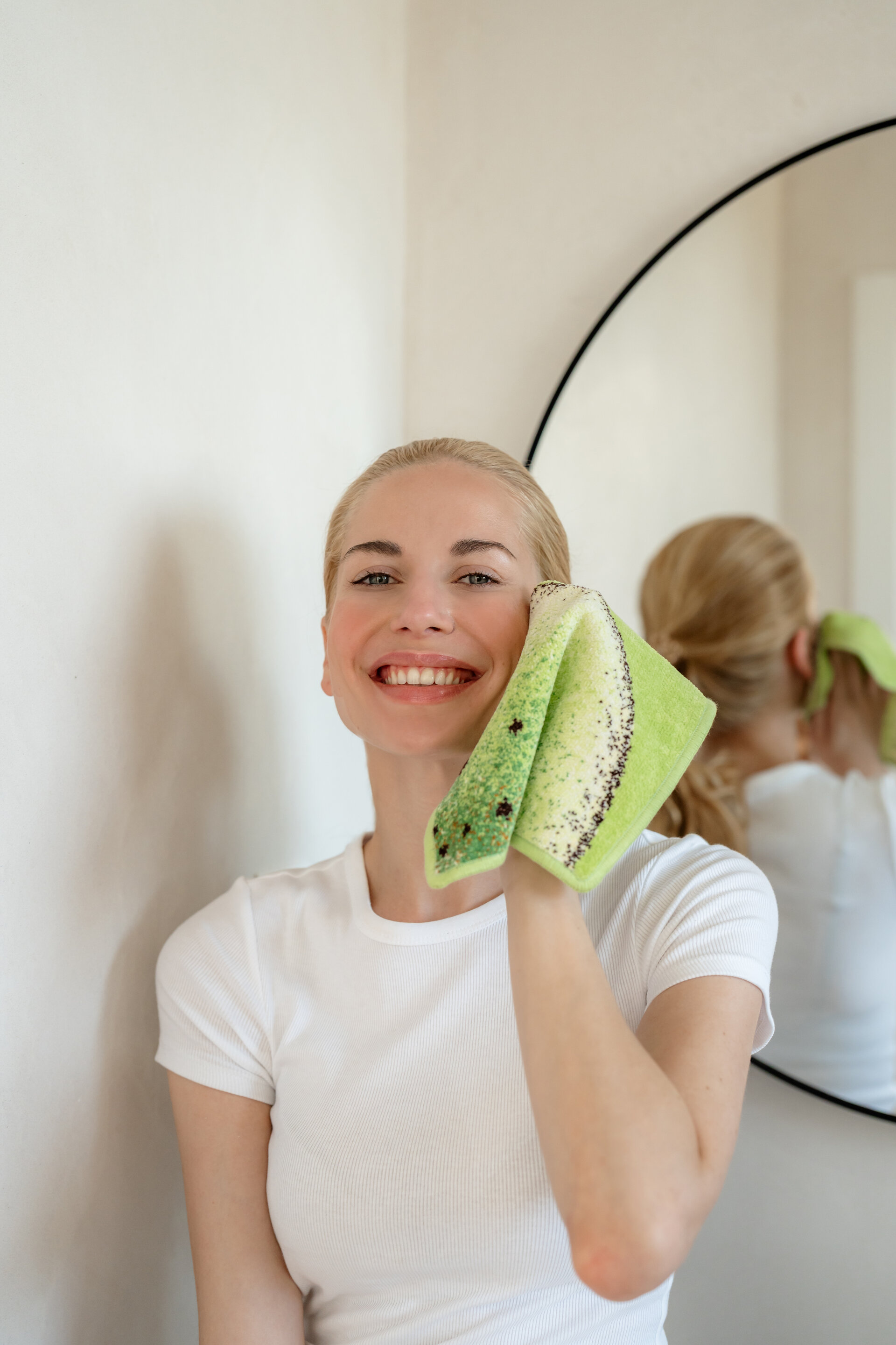 Strahlendes Lächeln mit weichem Handtuch – Luxuriöses FEILER Handtuch der Kollektion FRUITS als Lifestyleaufnahme aus Original FEILER-Chenille, Made in Germany.