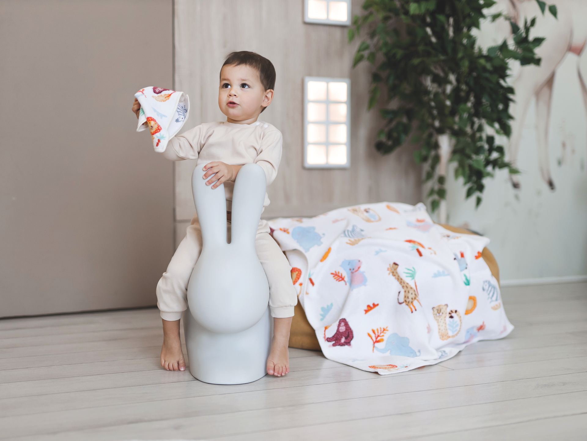 Kinderplaid mit buntem Tiermotiv – Luxuriöse FEILER Decke der Kollektion WILD SAFARI als Lifestyleaufnahme aus Original FEILER-Chenille, Made in Germany.