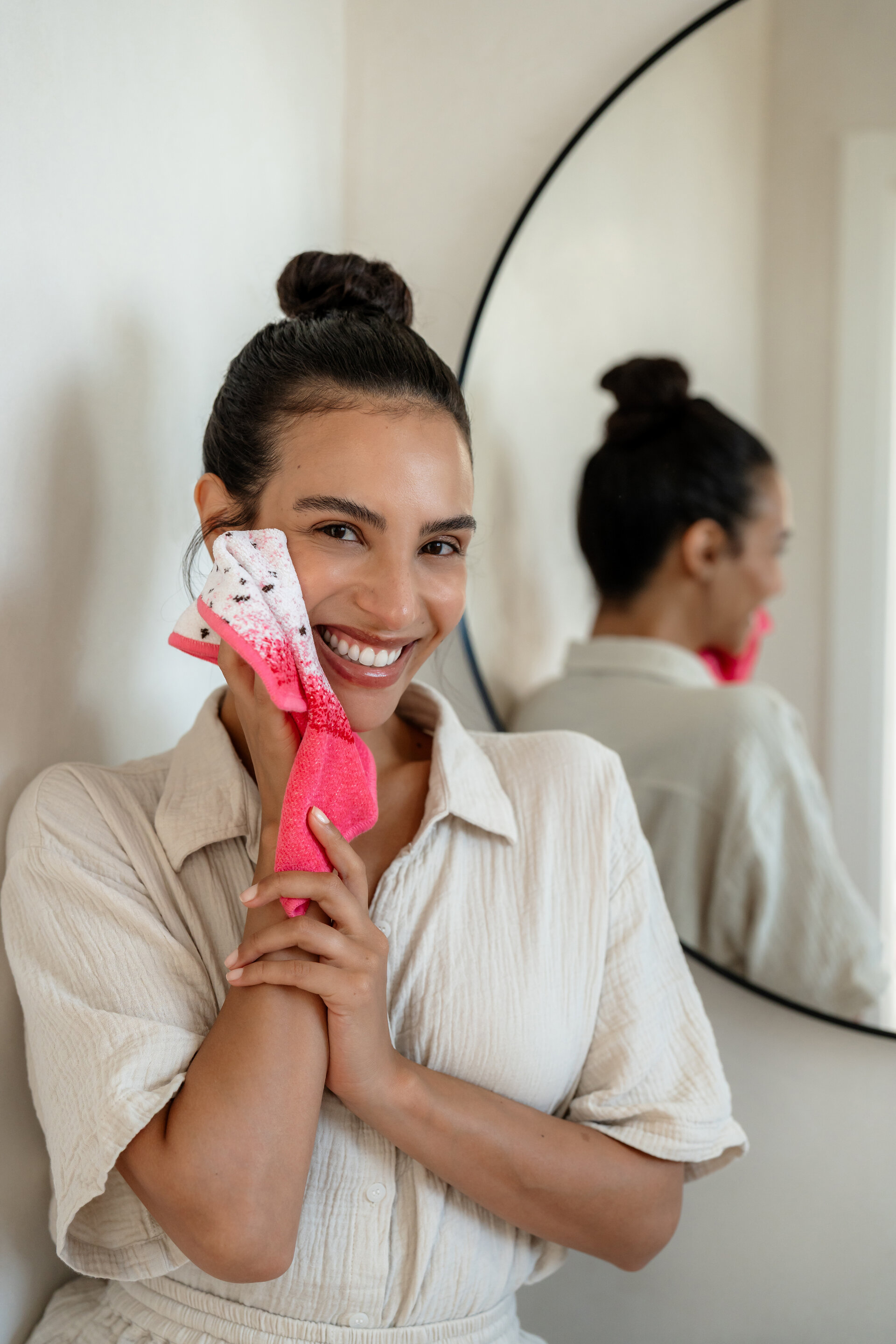 Frischekick mit pinkem Chenille-Handtuch – Luxuriöses FEILER Handtuch der Kollektion FRUITS als Lifestyleaufnahme aus Original FEILER-Chenille, Made in Germany.