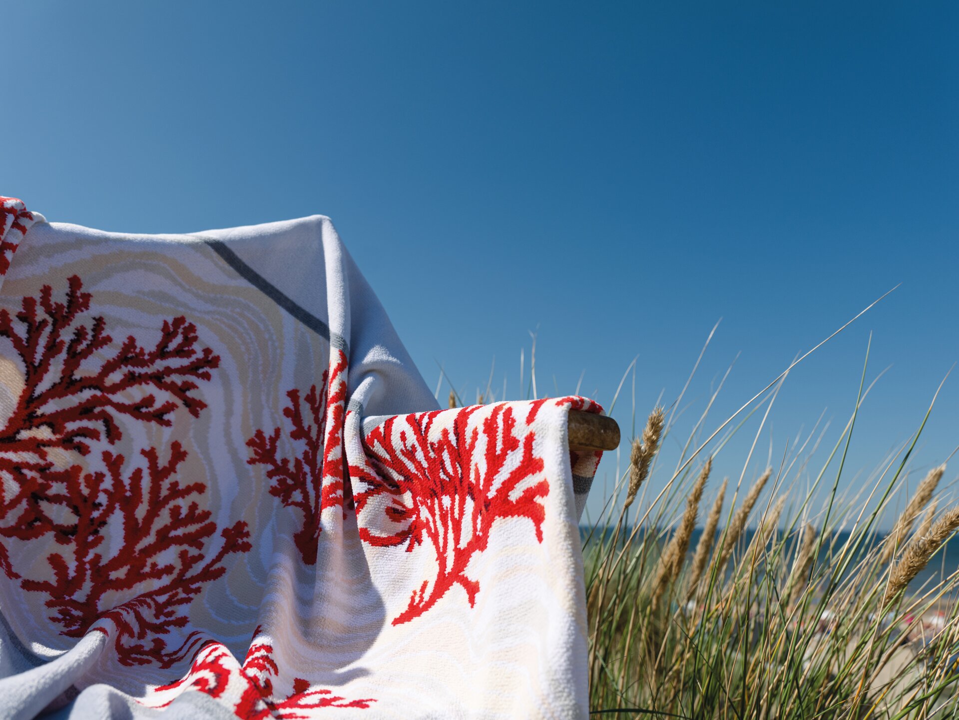 Chenille Handtuch mit Korallenmuster – Luxuriöses FEILER Handtuch als Lifestyleaufnahme aus Original FEILER-Chenille, Made in Germany.
