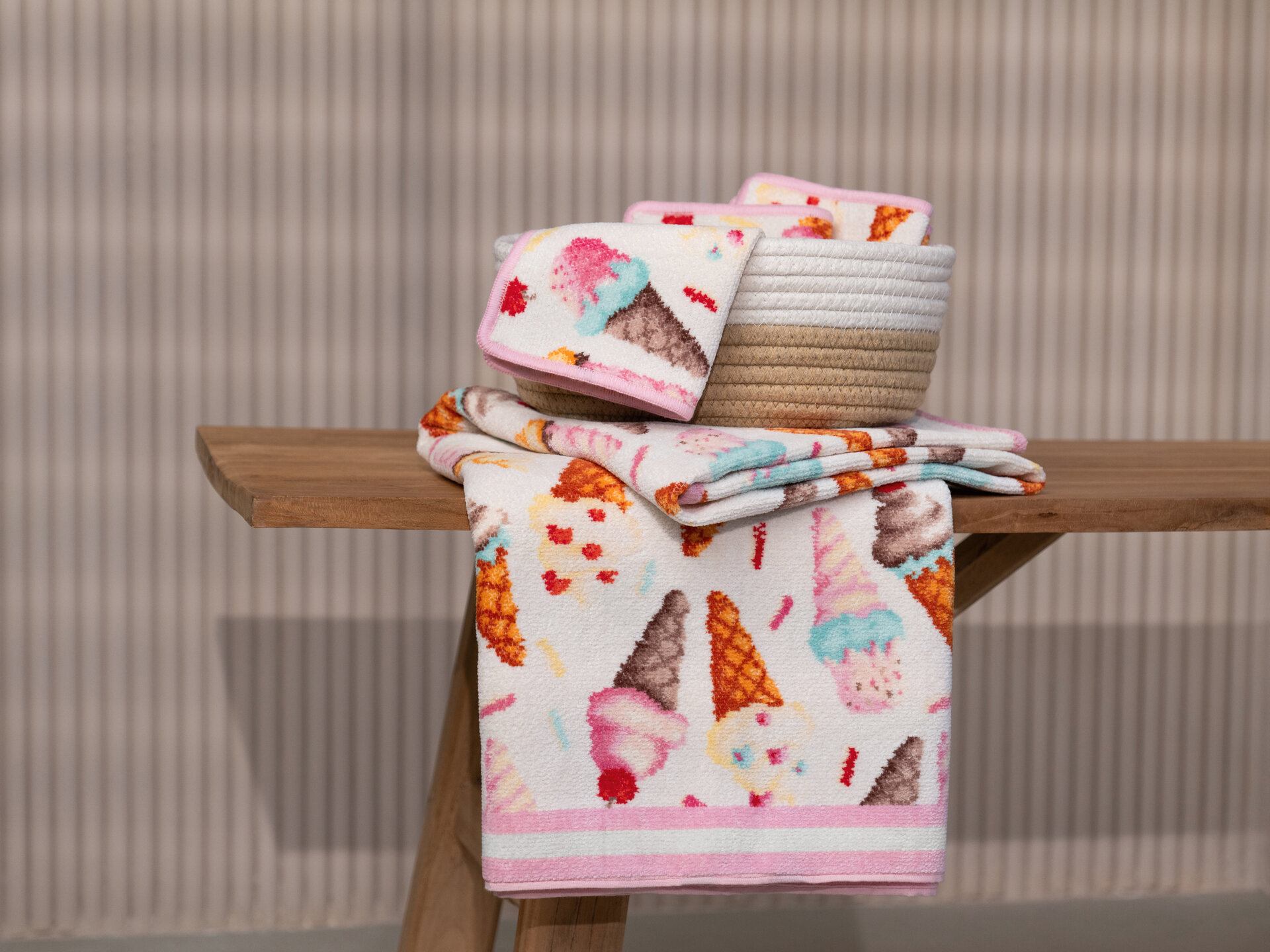 Chenille-Handtücher mit Eiscreme-Muster – Luxuriöses FEILER Handtuch der Kollektion SWEET SPRINKLES als Lifestyleaufnahme aus Original FEILER-Chenille, Made in Germany.