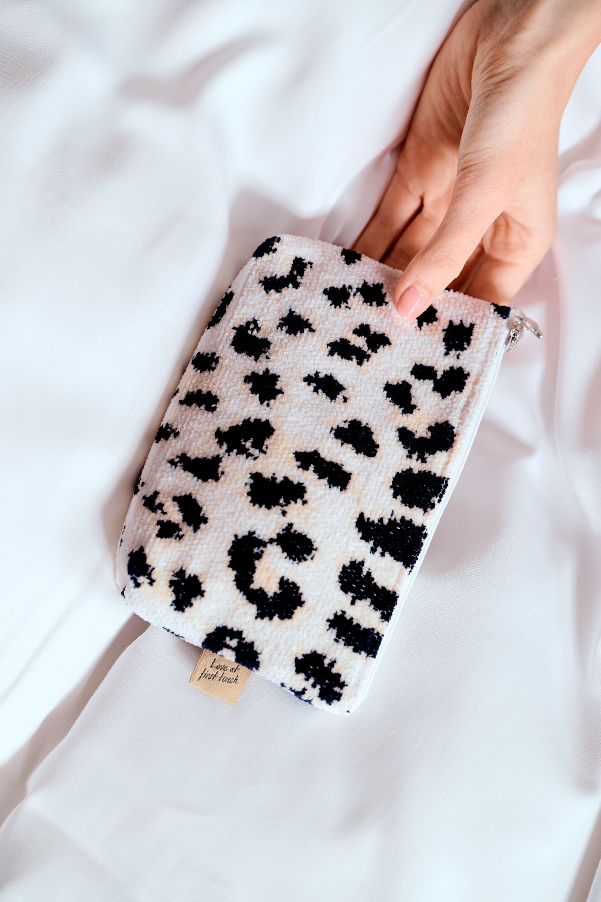 Luxuriöses Chenille-Accessoire, schwarz weiß – Luxuriöses FEILER Handtuch der Kollektion PANTHERA als Lifestyleaufnahme aus Original FEILER-Chenille, Made in Germany.