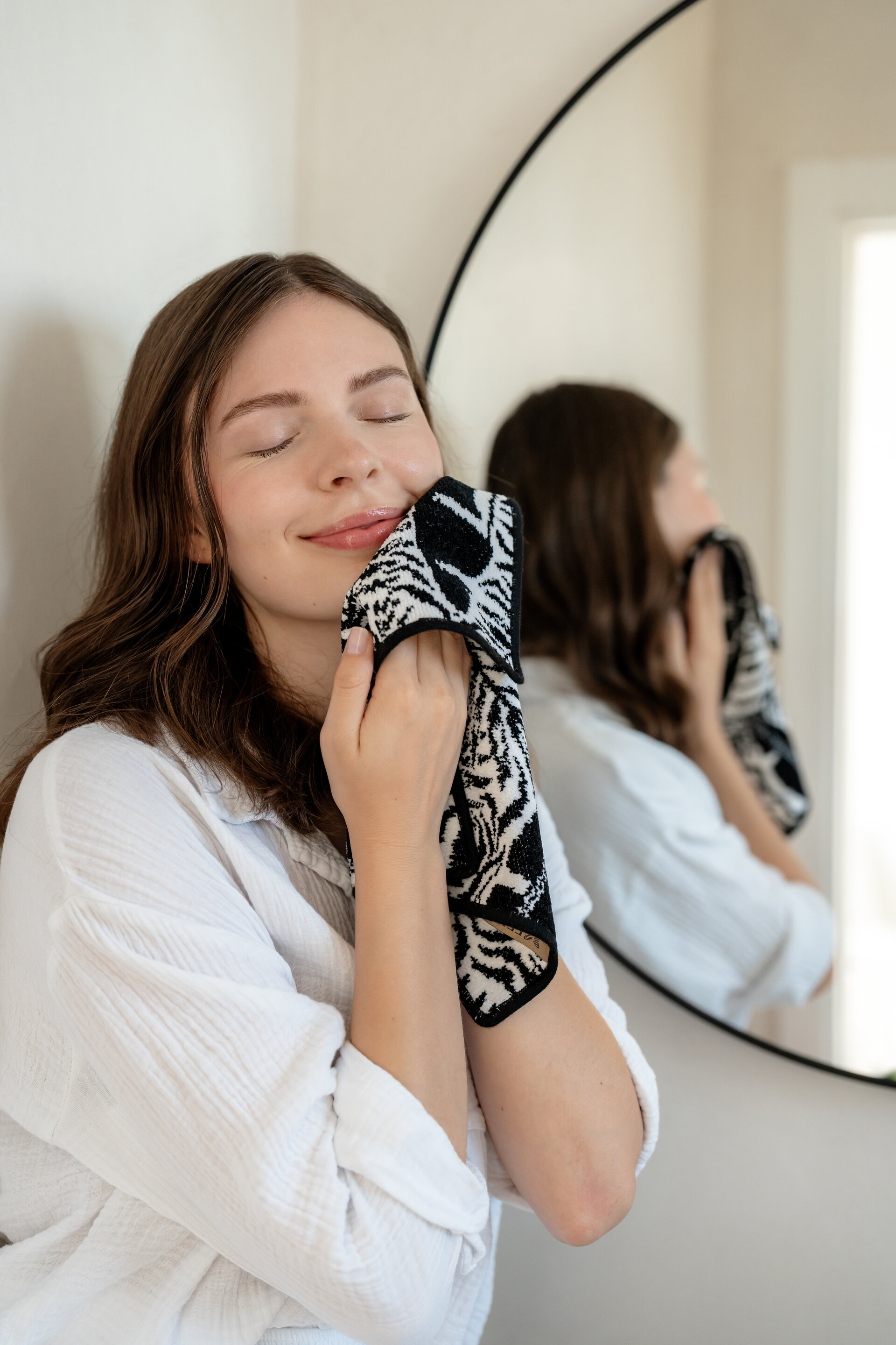 Entspannung mit einem Chenille-Tuch – Luxuriöses FEILER Handtuch der Kollektion JUNGLE als Lifestyleaufnahme aus Original FEILER-Chenille, Made in Germany.