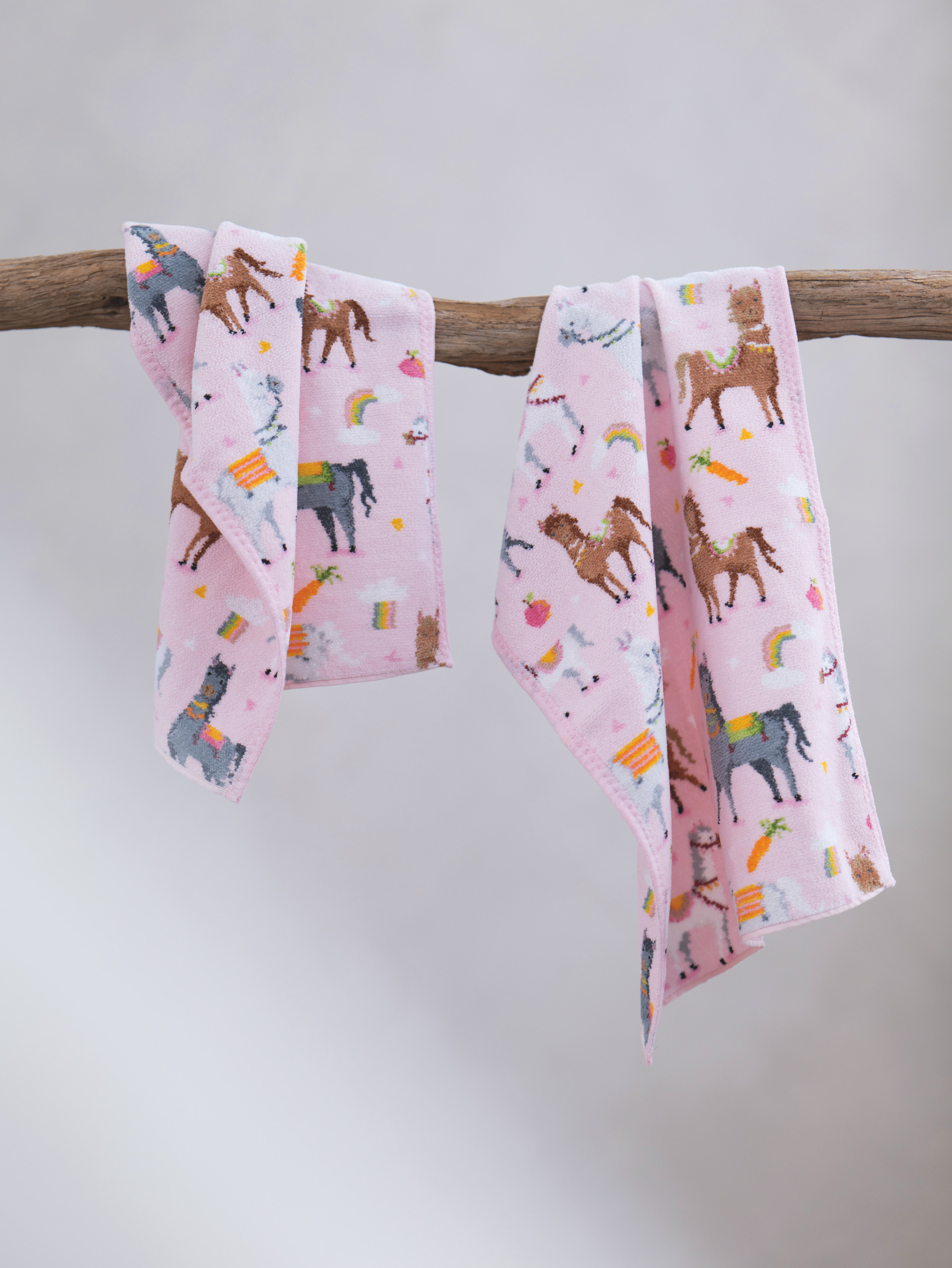 Rosa Chenille-Handtuch mit Einhorn-Motiv – Luxuriöses FEILER Handtuch der Kollektion LOS CABALLOS als Lifestyleaufnahme aus Original FEILER-Chenille, Made in Germany.