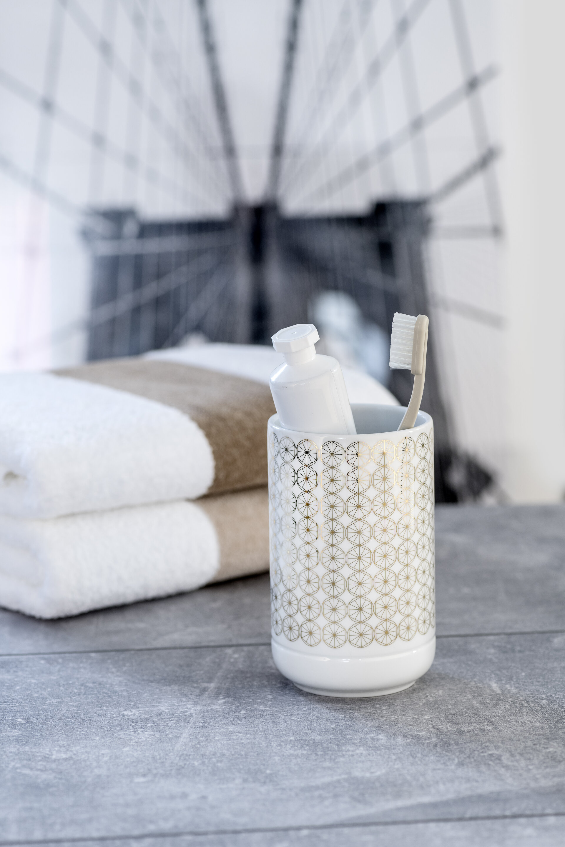 Handtücher und Accessoires im Bad – Luxuriöses FEILER Handtuch der Kollektion EXCLUSIV als Lifestyleaufnahme aus Original FEILER-Chenille, Made in Germany.