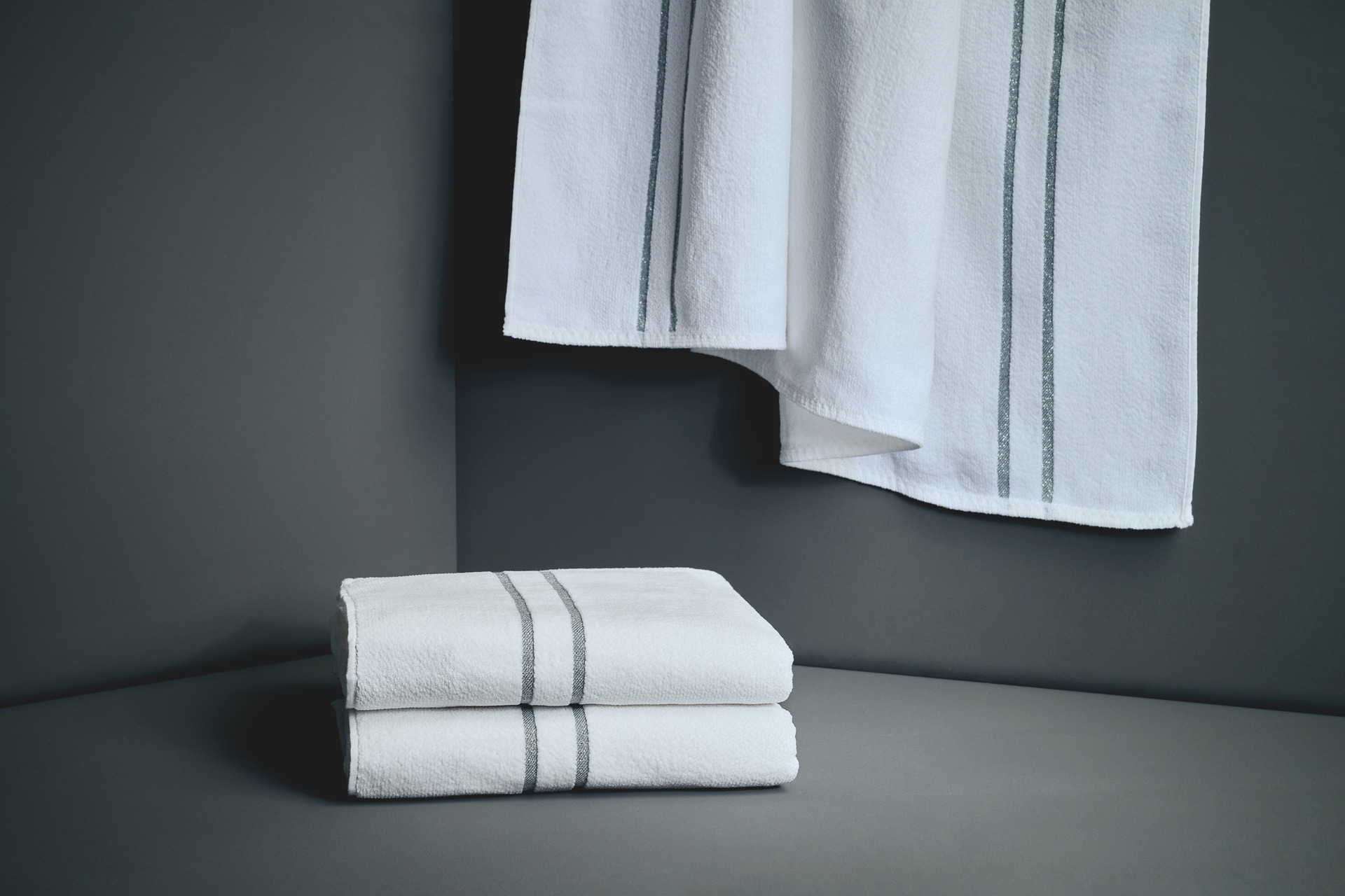 Hochwertige Chenille Handtücher in Weiß – Luxuriöses FEILER Handtuch der Kollektion LA GLAMOUR als Lifestyleaufnahme aus Original FEILER-Chenille, Made in Germany.