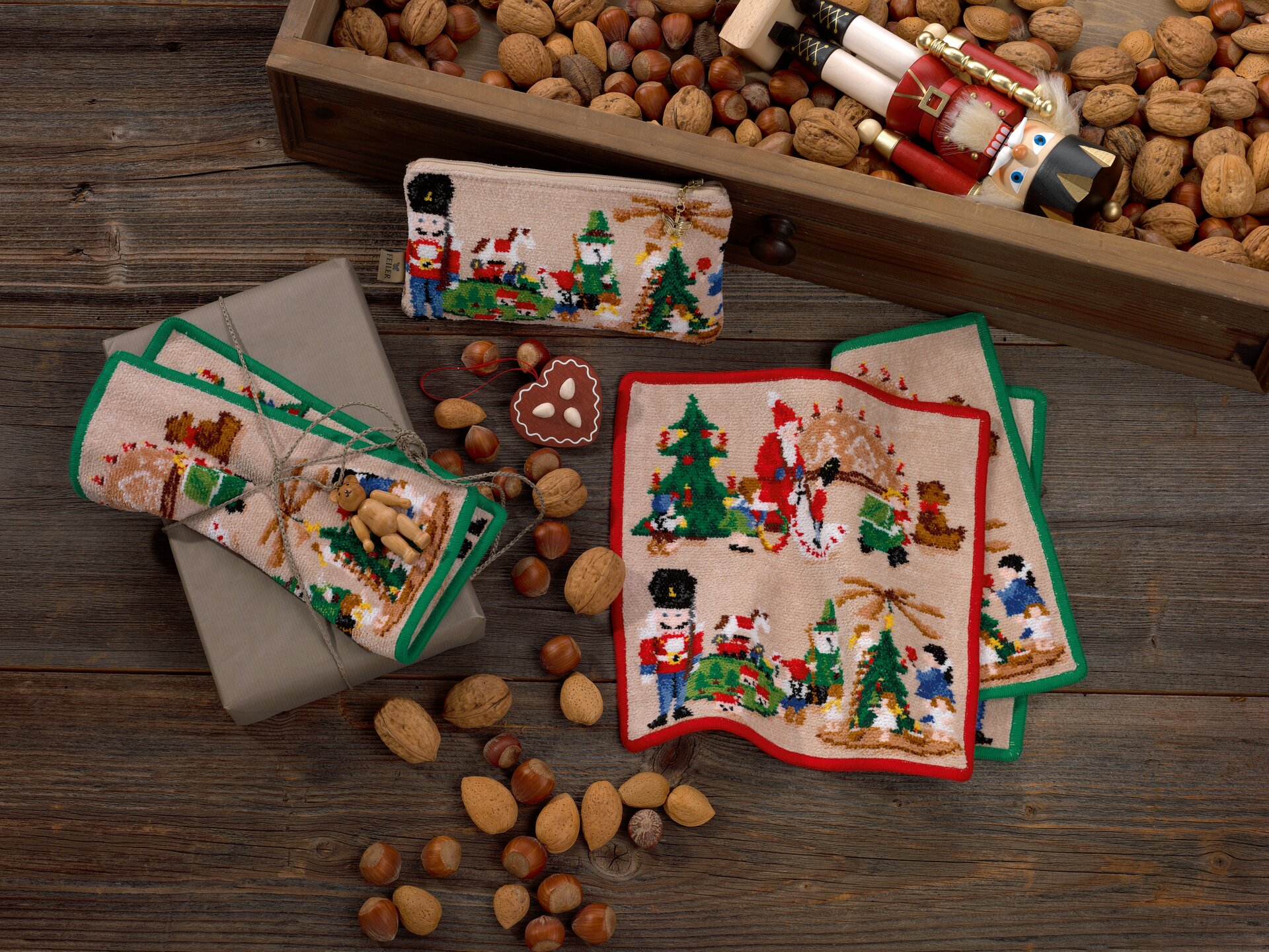 Weihnachts-Design mit Nussknacker – Luxuriöses FEILER Handtuch der Kollektion ERZGEBIRGE als Lifestyleaufnahme aus Original FEILER-Chenille, Made in Germany.