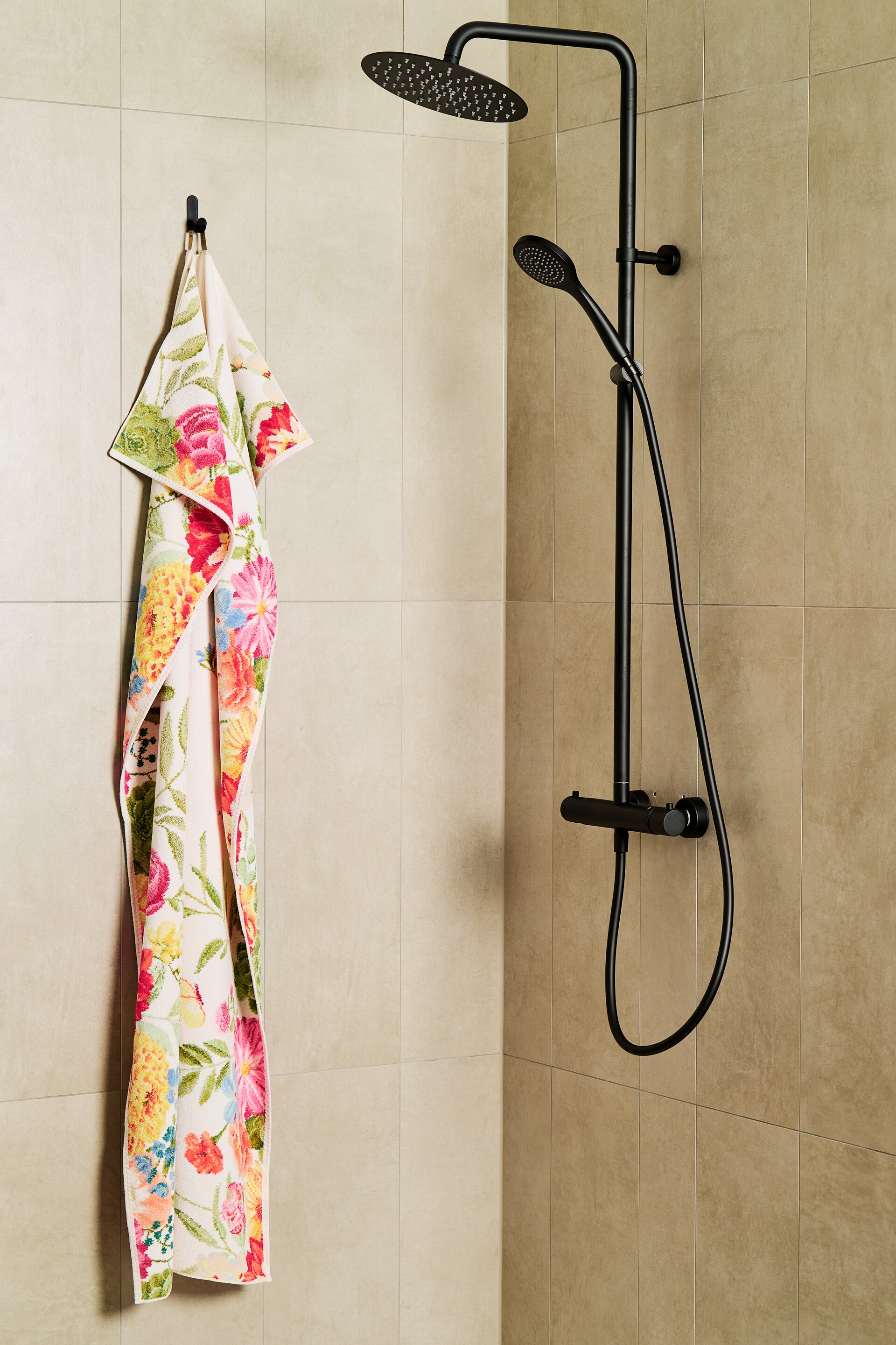 Elegantes Blumen-Badetuch in moderner Dusche – Luxuriöses FEILER Badetuch der Kollektion SUMMER DAY als Lifestyleaufnahme aus Original FEILER-Chenille, Made in Germany.