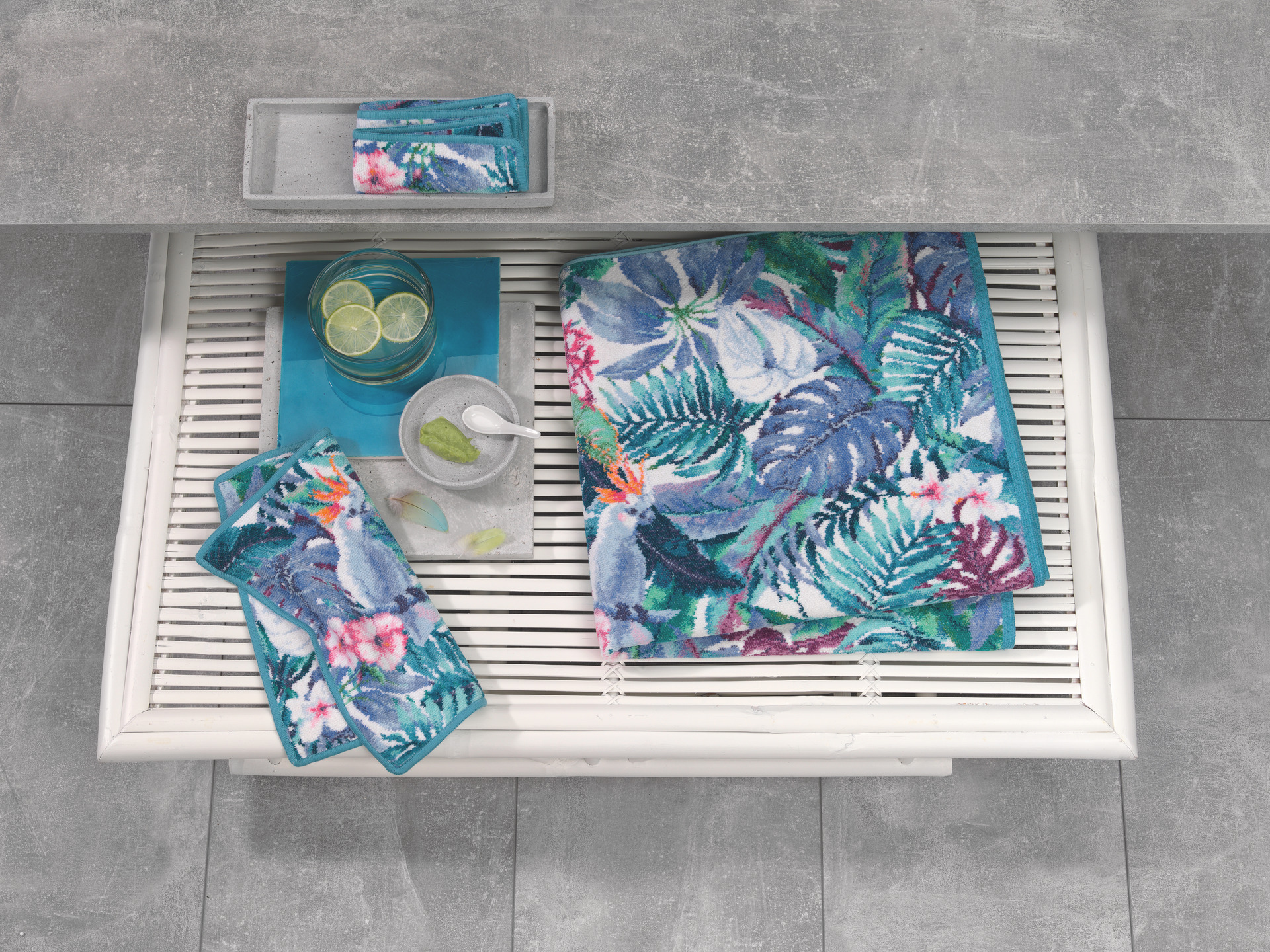 Exotisches Handtuch-Set mit Blattmuster – Luxuriöses FEILER Handtuch der Kollektion TROPICAL BIRD als Lifestyleaufnahme aus Original FEILER-Chenille, Made in Germany.