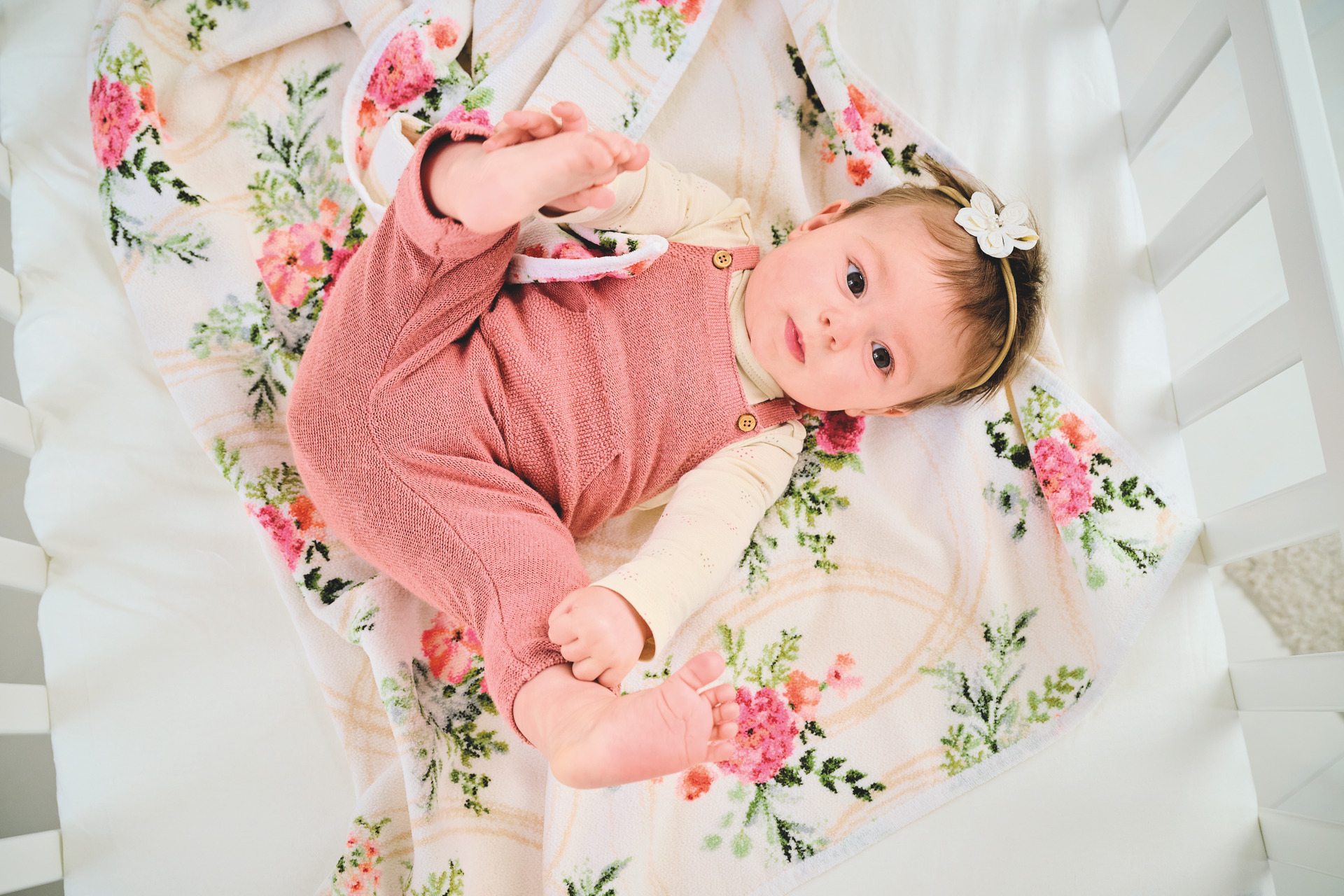 Roséfarbene Chenille-Decke mit Blumenmuster – Luxuriöse FEILER Decke der Kollektion SWEET FLOWERS als Lifestyleaufnahme aus Original FEILER-Chenille, Made in Germany.