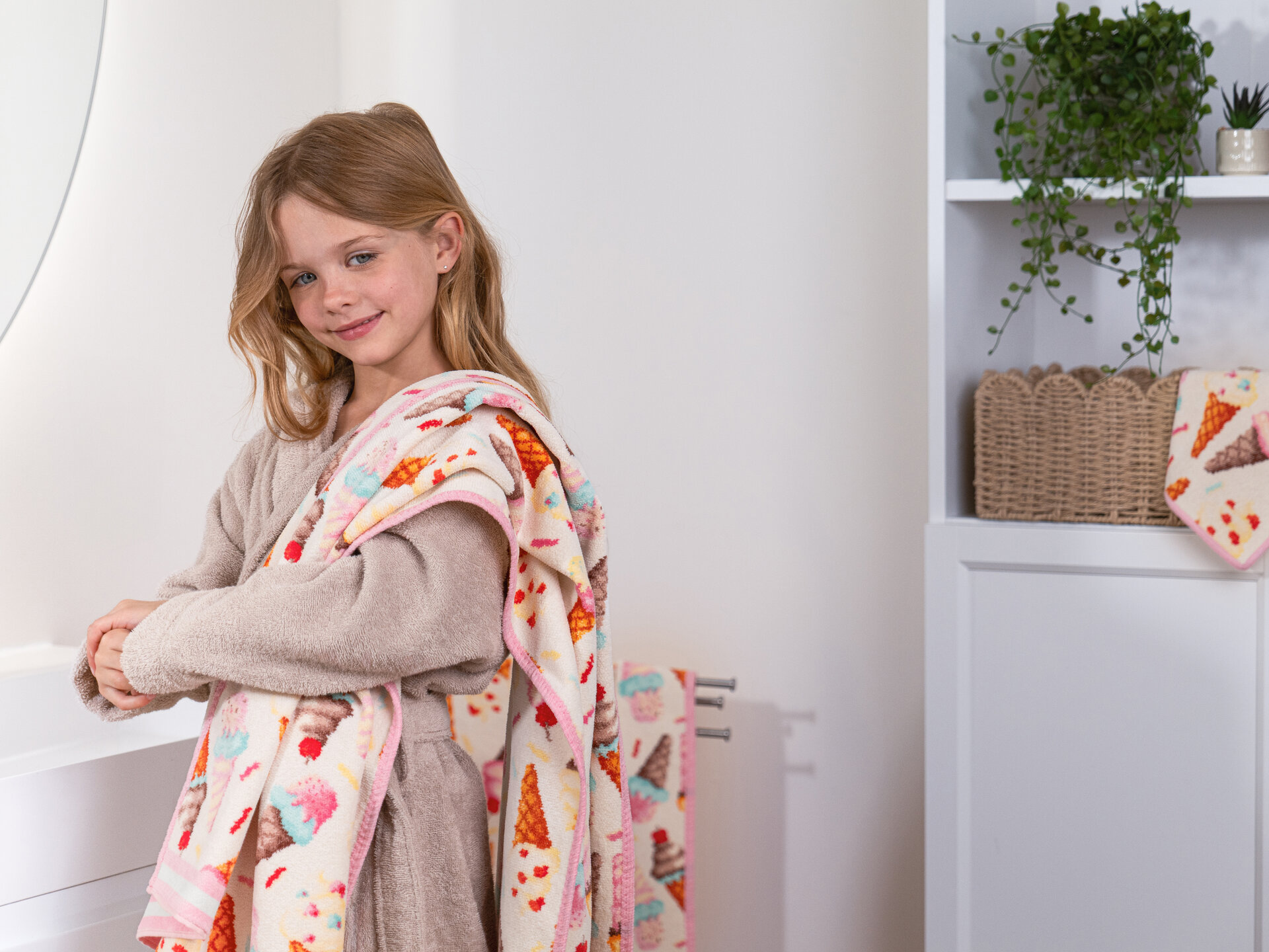 Hochwertiges Chenille-Handtuch mit Eiscreme-Design – Luxuriöses FEILER Handtuch der Kollektion SWEET SPRINKLES als Lifestyleaufnahme aus Original FEILER-Chenille, Made in Germany.