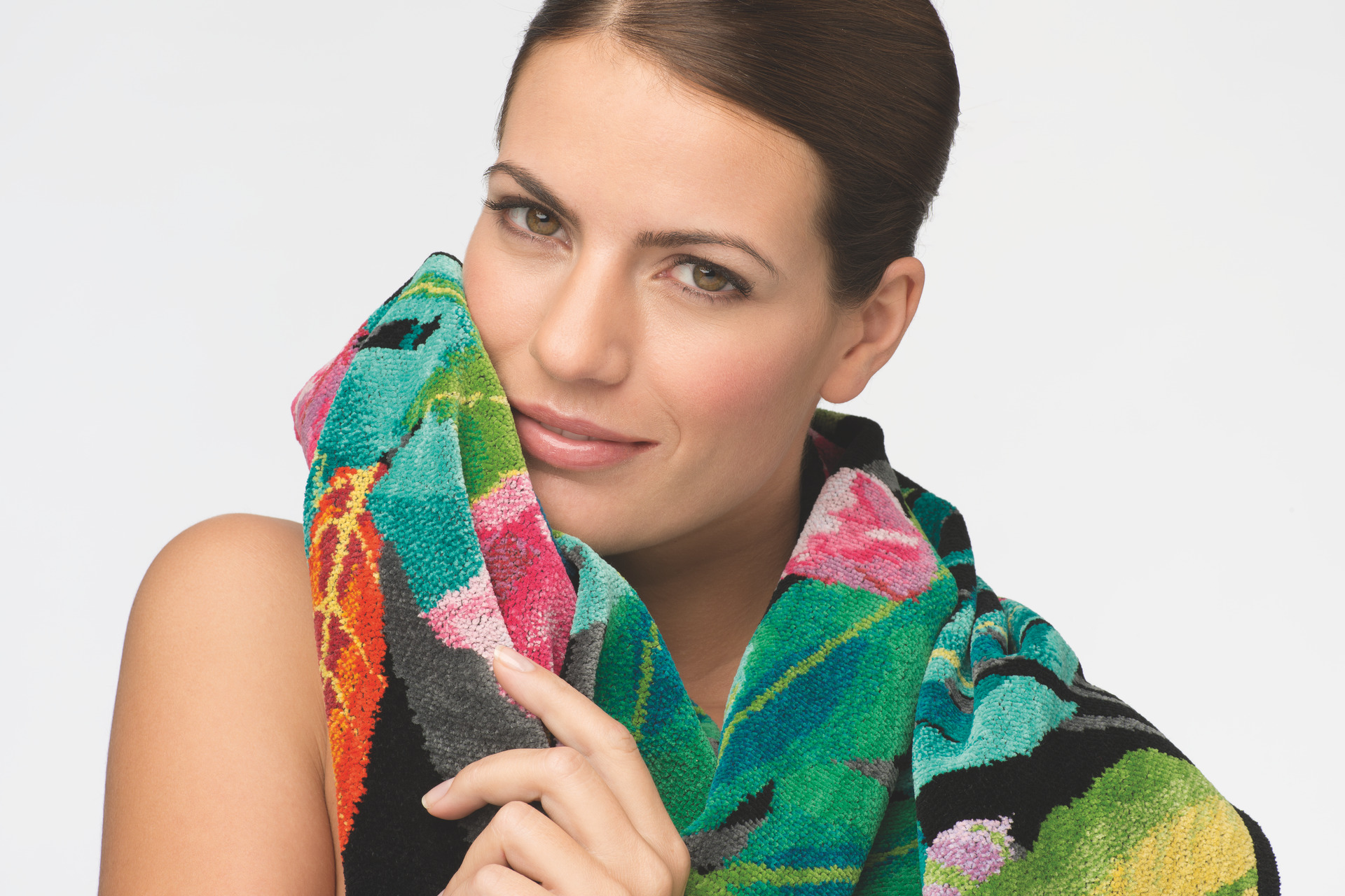 Hochwertiges Chenille-Handtuch, bunt geblümt – Luxuriöses FEILER Handtuch der Kollektion RAINFOREST als Lifestyleaufnahme aus Original FEILER-Chenille, Made in Germany.