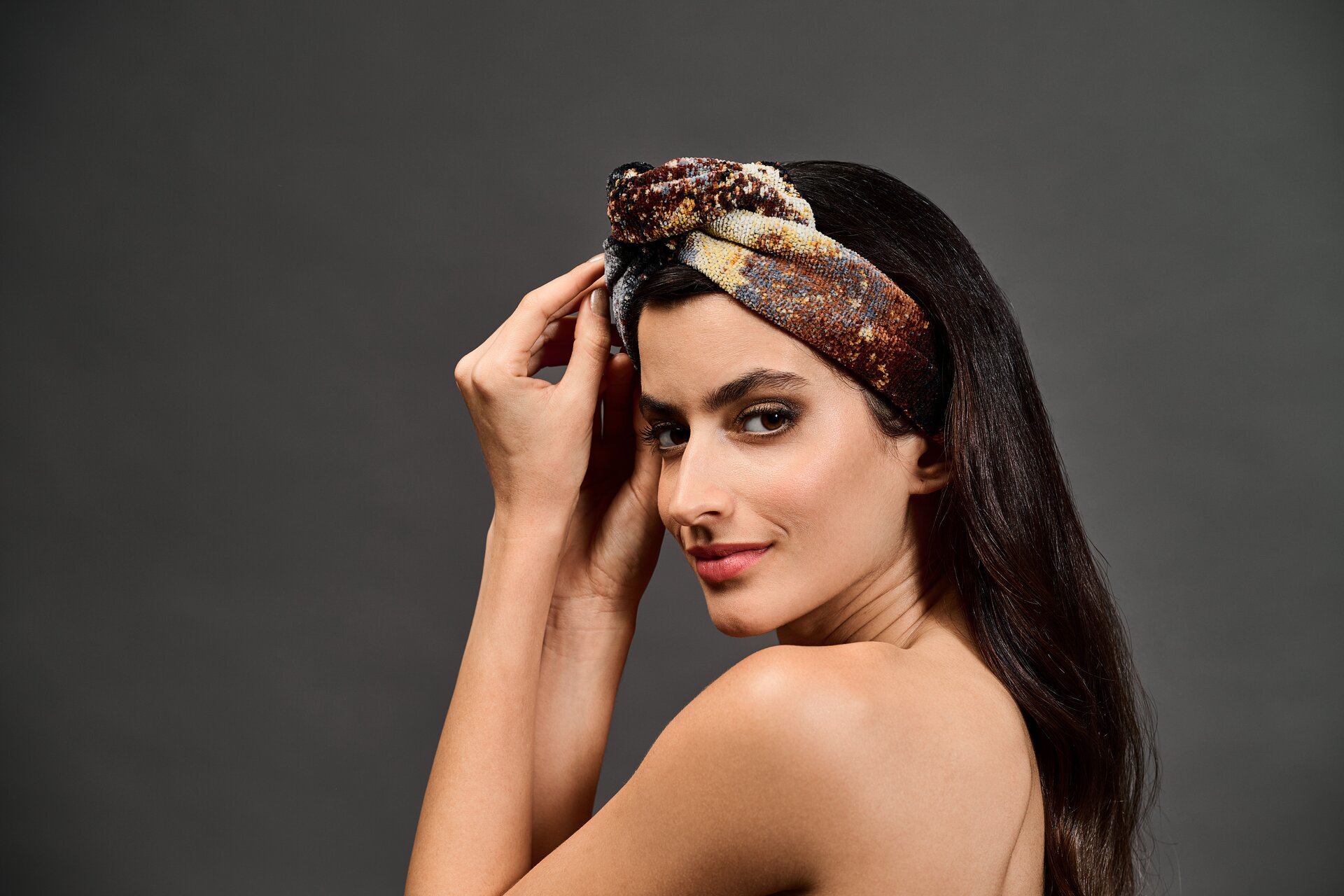 Lifestyle view featuring the FEILER Hairband from the GOLDEN FRAGMENTS collection, made from Original FEILER chenille in Germany.