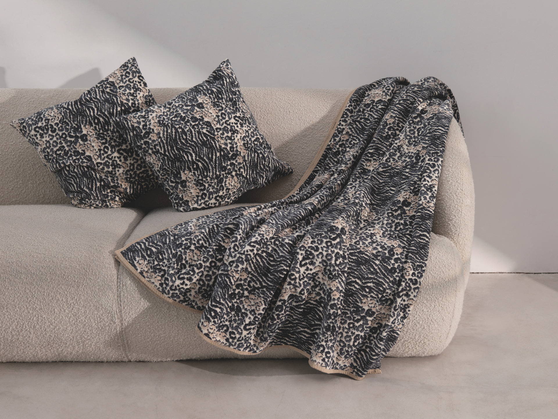 Exquisite Chenille-Decke mit Wildmuster – Luxuriöse FEILER Decke der Kollektion ANIMAL BLEND INTERIOR aus Original FEILER-Chenille, Made in Germany.