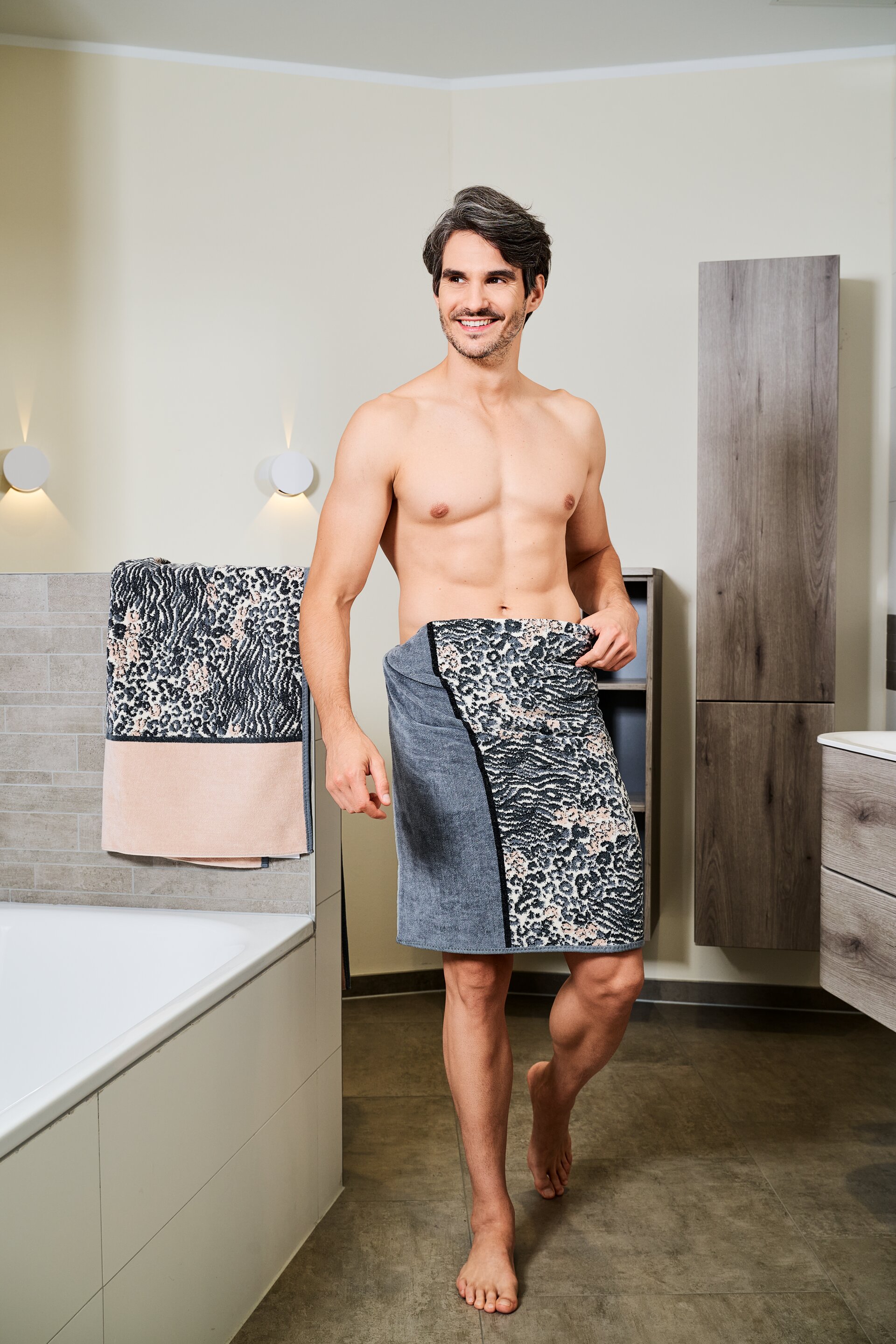 Stilvolles Bad mit FEILER Leopardenhandtuch – Luxuriöses FEILER Handtuch der Kollektion ANIMAL BLEND als Lifestyleaufnahme aus Original FEILER-Chenille, Made in Germany.
