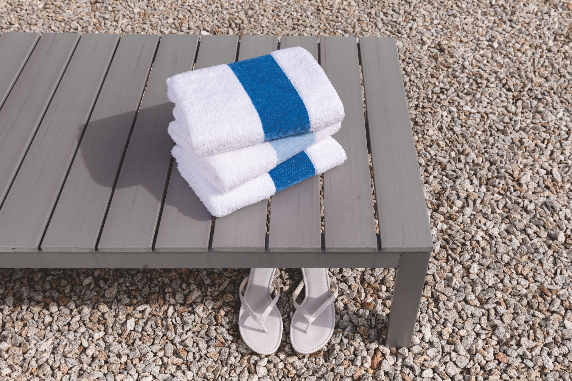 Luxus-Handtuch mit blauem Streifen-Design – Luxuriöses FEILER Handtuch der Kollektion EXCLUSIV als Lifestyleaufnahme aus Original FEILER-Chenille, Made in Germany.