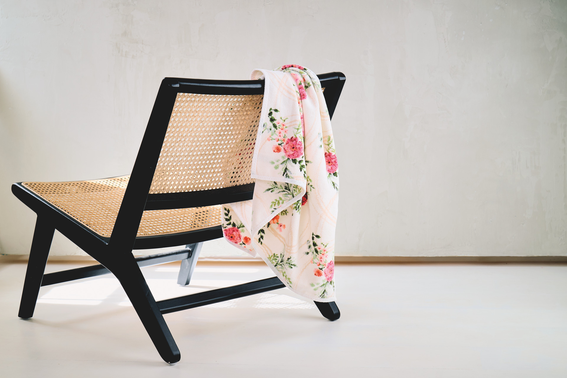 Dekorativer Chenille-Webstoff mit Blumendesign – Luxuriöses FEILER Handtuch der Kollektion SWEET FLOWERS als Lifestyleaufnahme aus Original FEILER-Chenille, Made in Germany.