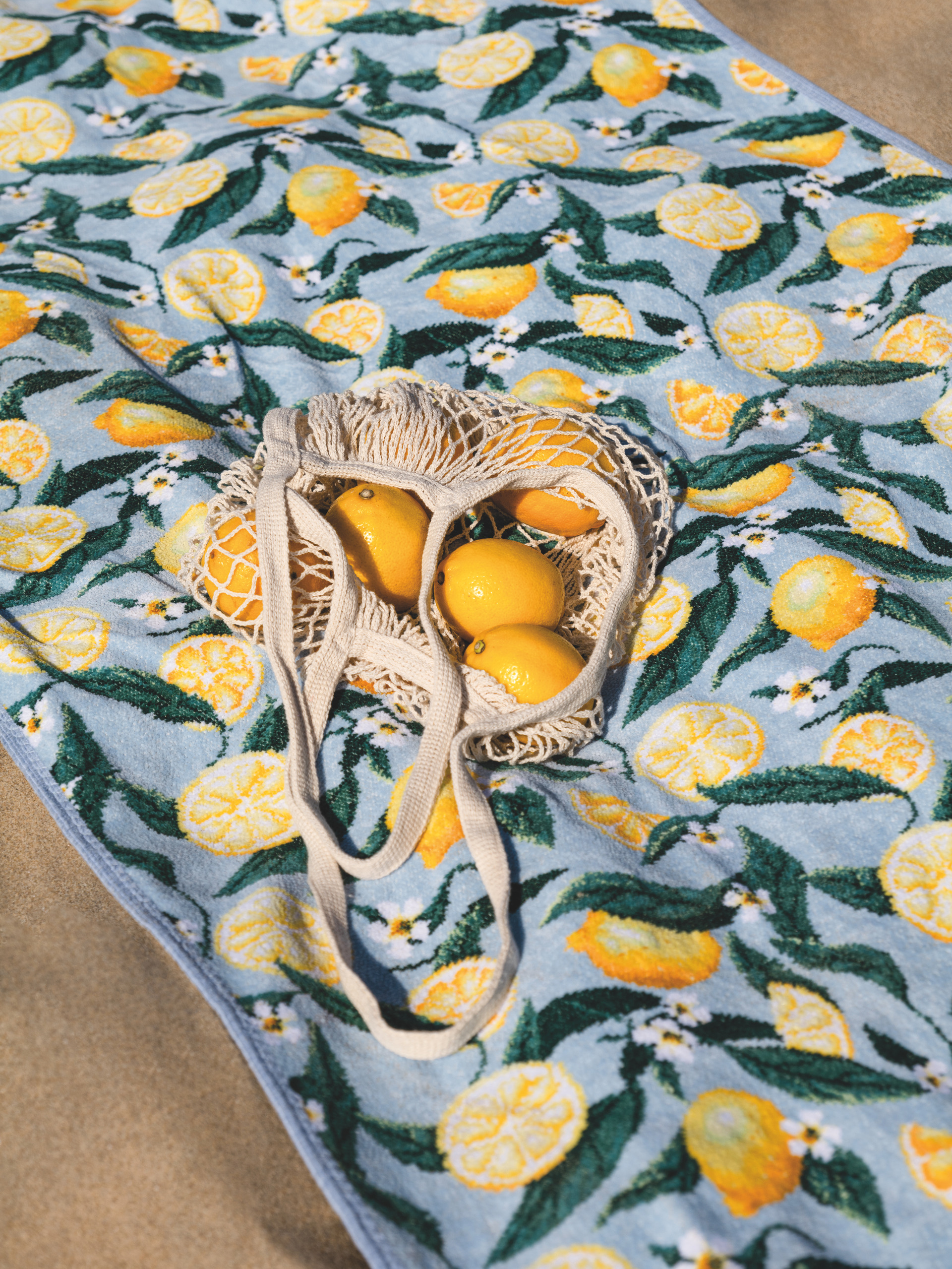 Sommerliches Chenille-Design mit Zitronen – Luxuriöses FEILER Handtuch der Kollektion LEMONS AND LEAVES als Lifestyleaufnahme aus Original FEILER-Chenille, Made in Germany.
