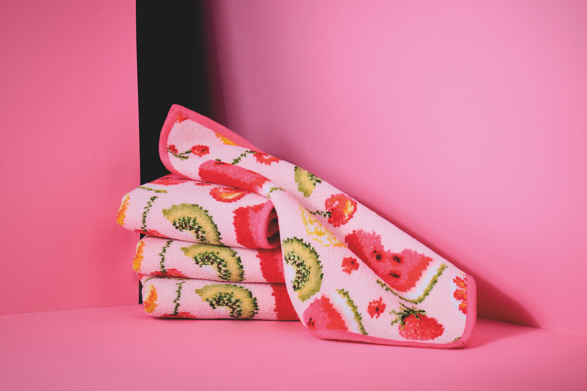 Buntes Chenille-Textil mit Fruchtmuster – Luxuriöses FEILER Handtuch der Kollektion FRUIT POTPOURRI als Lifestyleaufnahme aus Original FEILER-Chenille, Made in Germany.