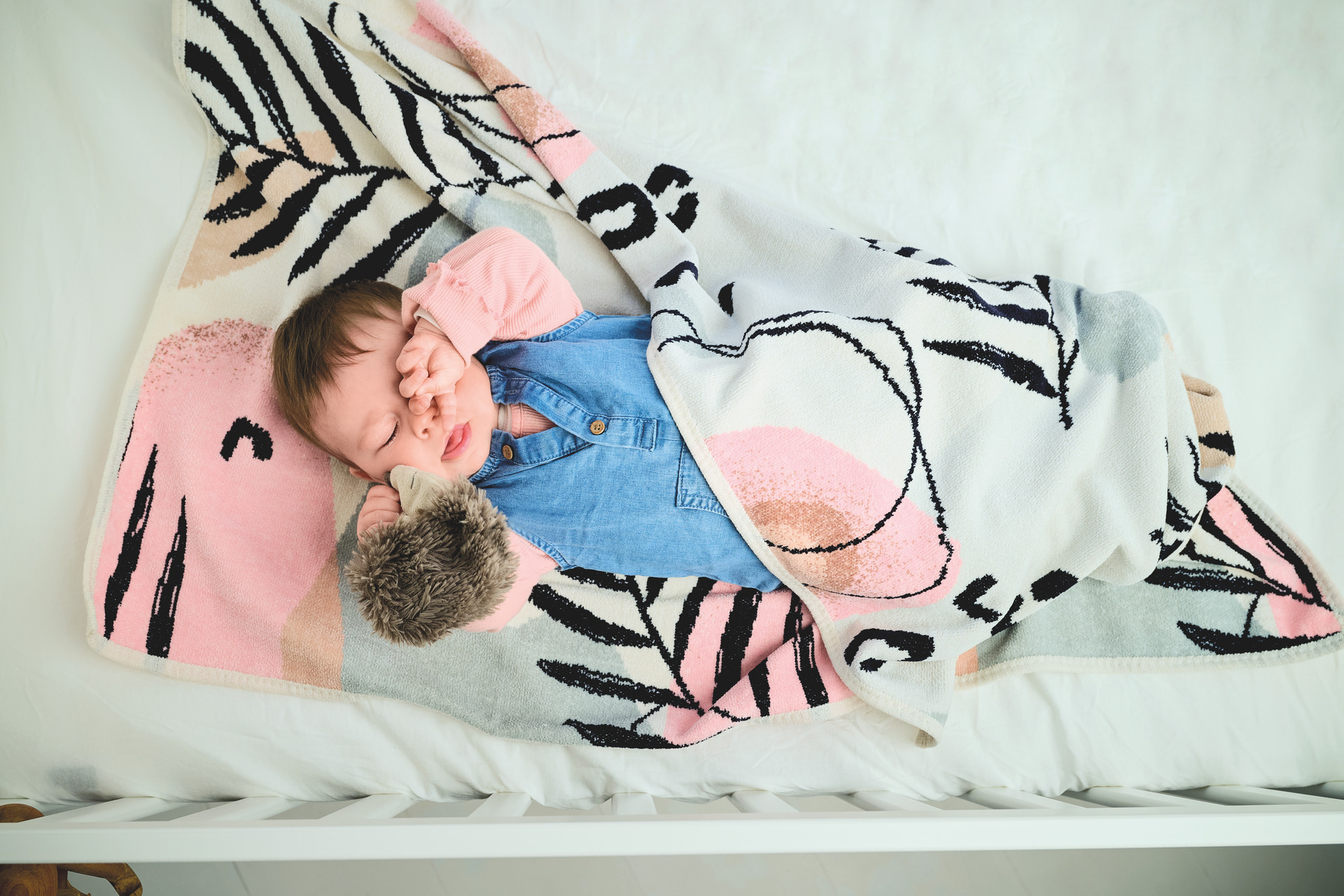 Kuschelige Babydecke mit Tiermotiv – Luxuriöses FEILER Handtuch der Kollektion FEILER STAY WILD als Lifestyleaufnahme aus Original FEILER-Chenille, Made in Germany.