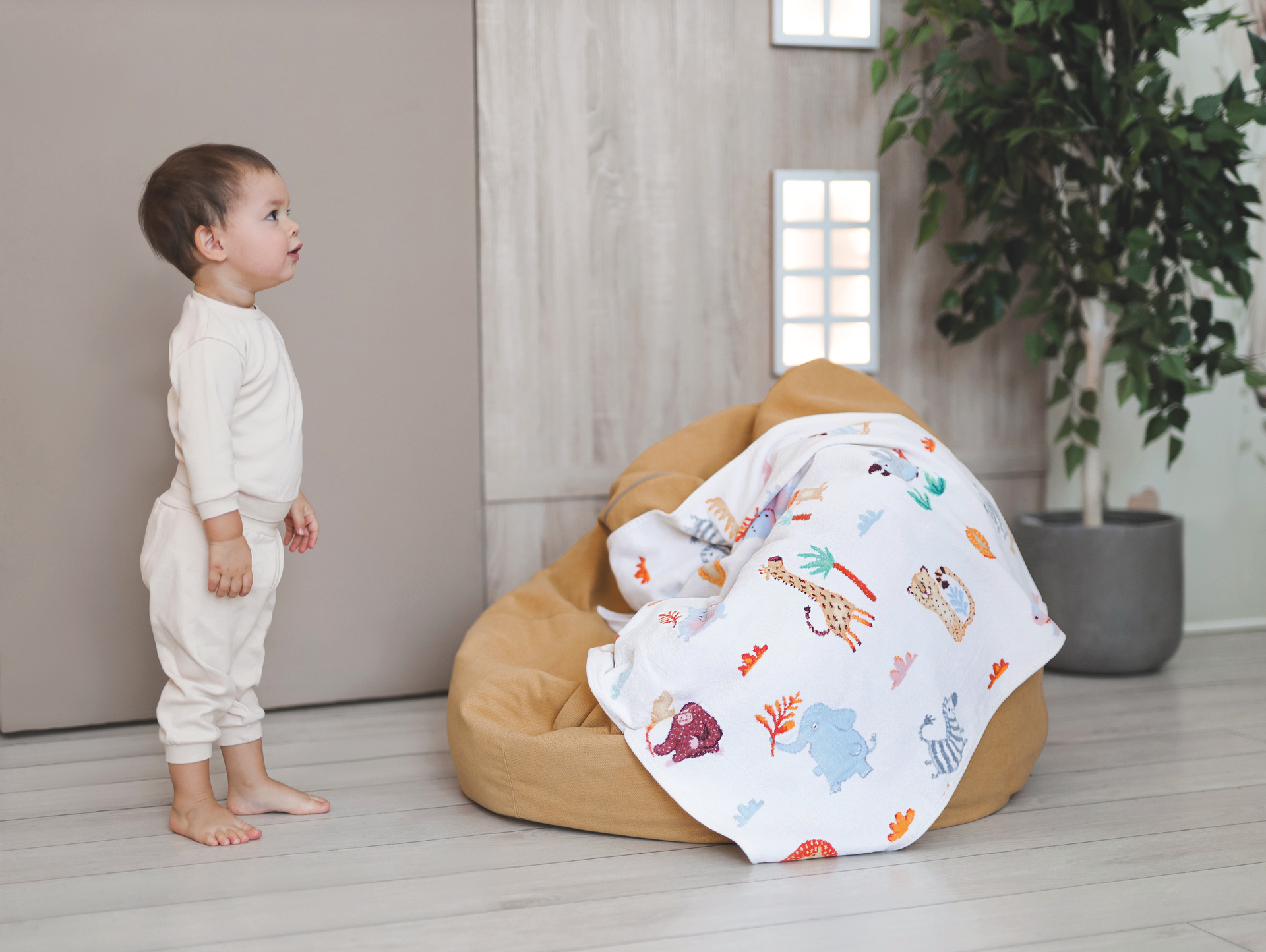 Chenille-Decke mit Tiermotiv für Kinder – Luxuriöse FEILER Decke der Kollektion WILD SAFARI als Lifestyleaufnahme aus Original FEILER-Chenille, Made in Germany.