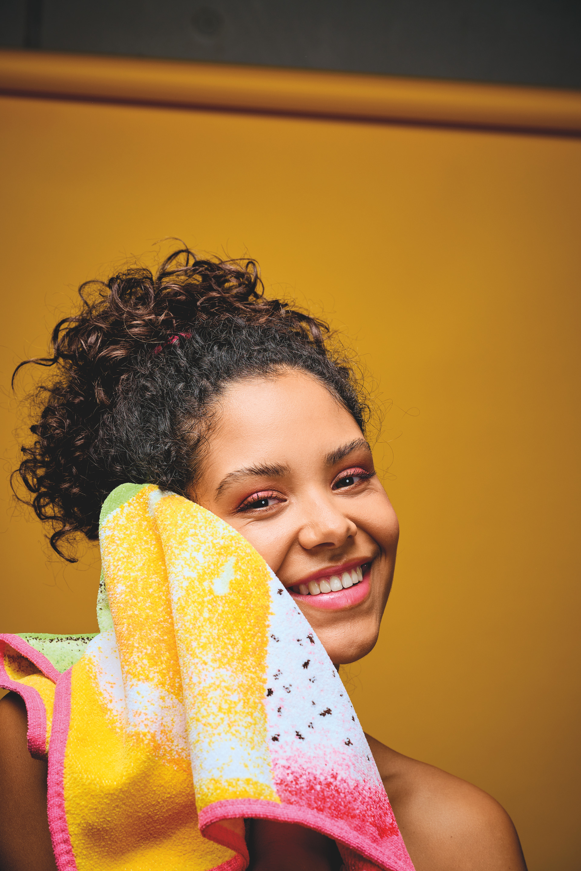 Buntes Chenille-Handtuch mit modernem Design – Luxuriöses FEILER Handtuch der Kollektion FRUITS als Lifestyleaufnahme aus Original FEILER-Chenille, Made in Germany.