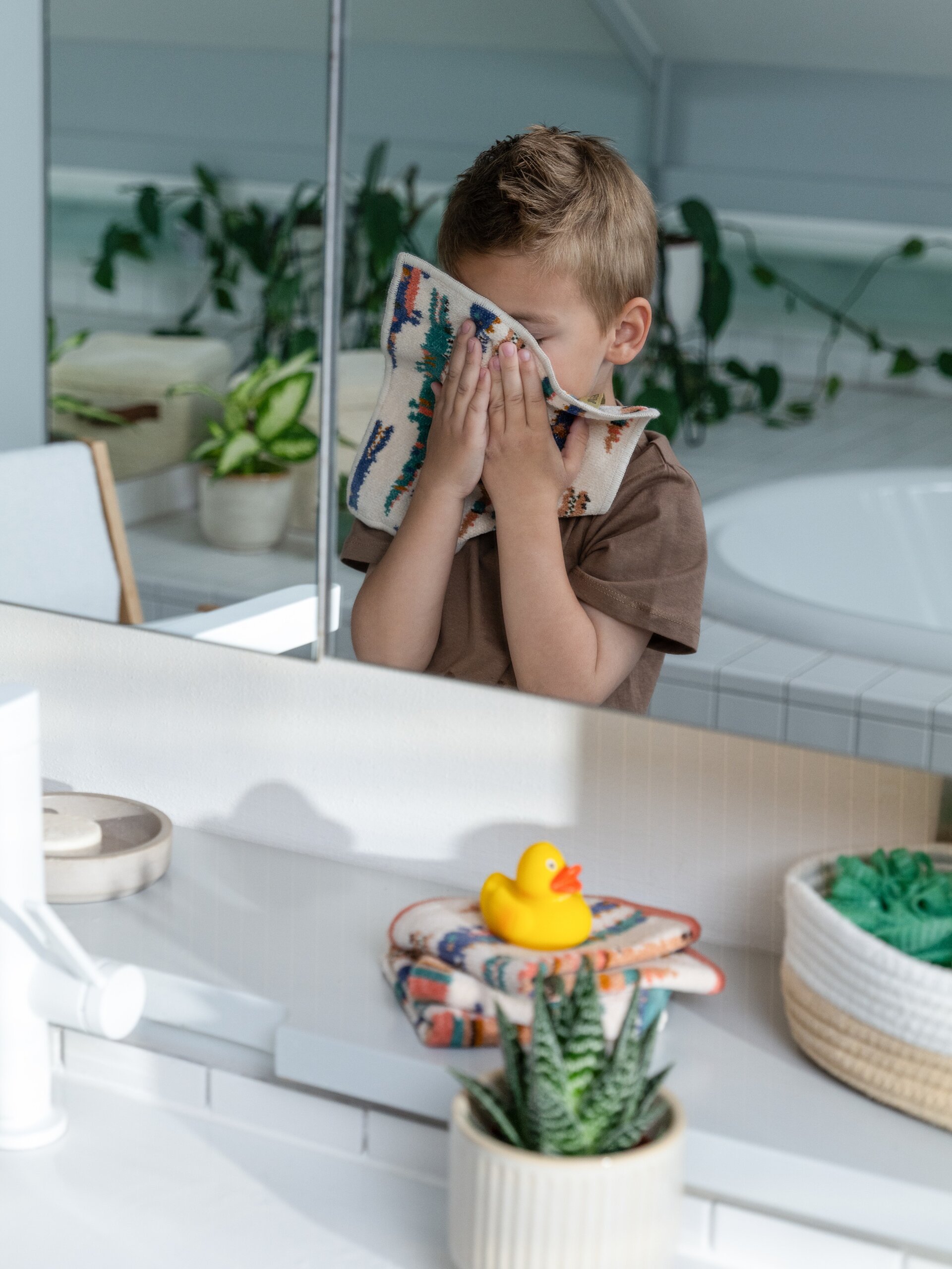 Lifestyle view featuring the FEILER Towel Set from the KROKO collection, made from Original FEILER chenille in Germany