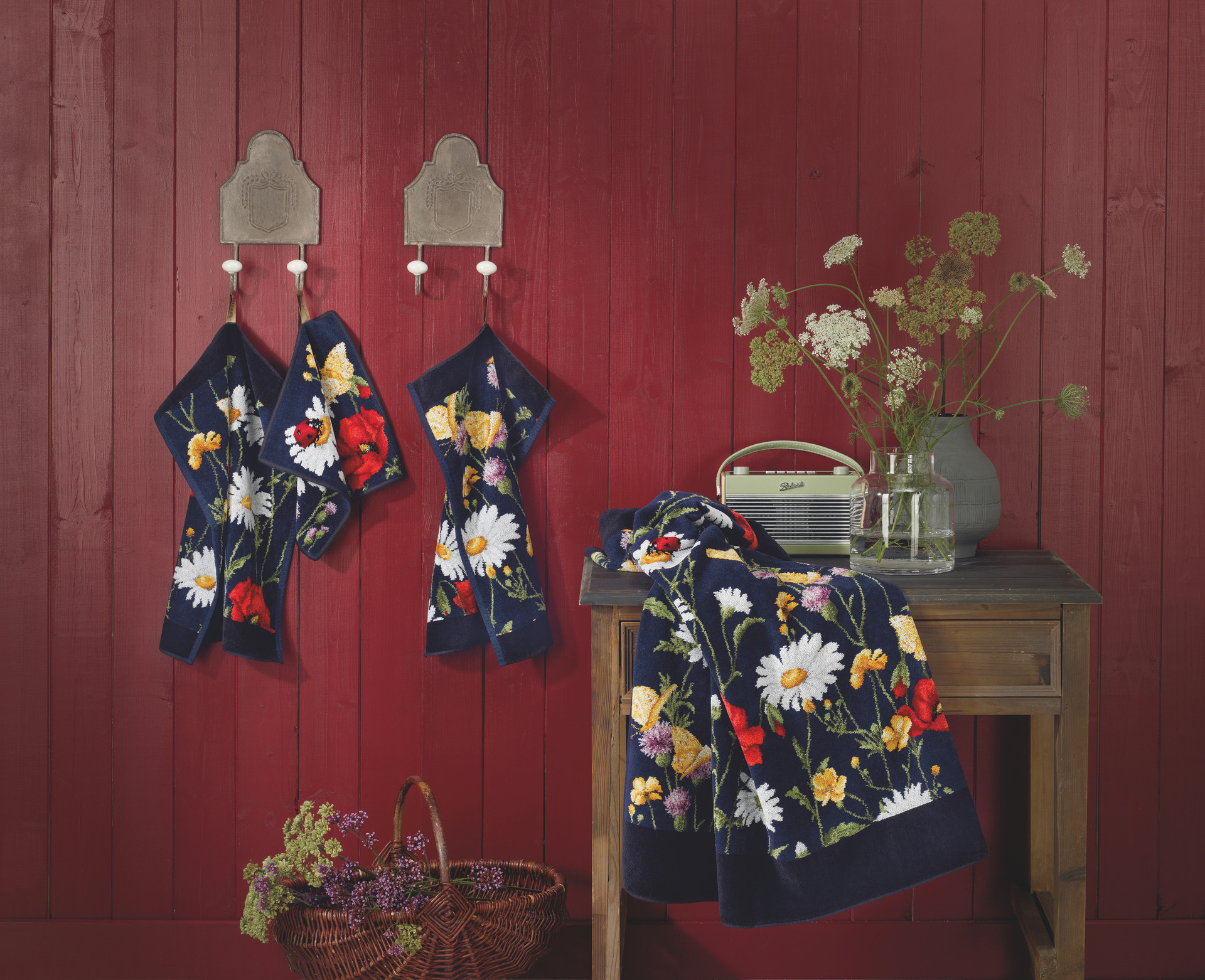 Bunte Chenille-Handtücher mit Blumenmuster – Luxuriöses FEILER Handtuch der Kollektion DAISY FIELD BLUE als Lifestyleaufnahme aus Original FEILER-Chenille, Made in Germany.