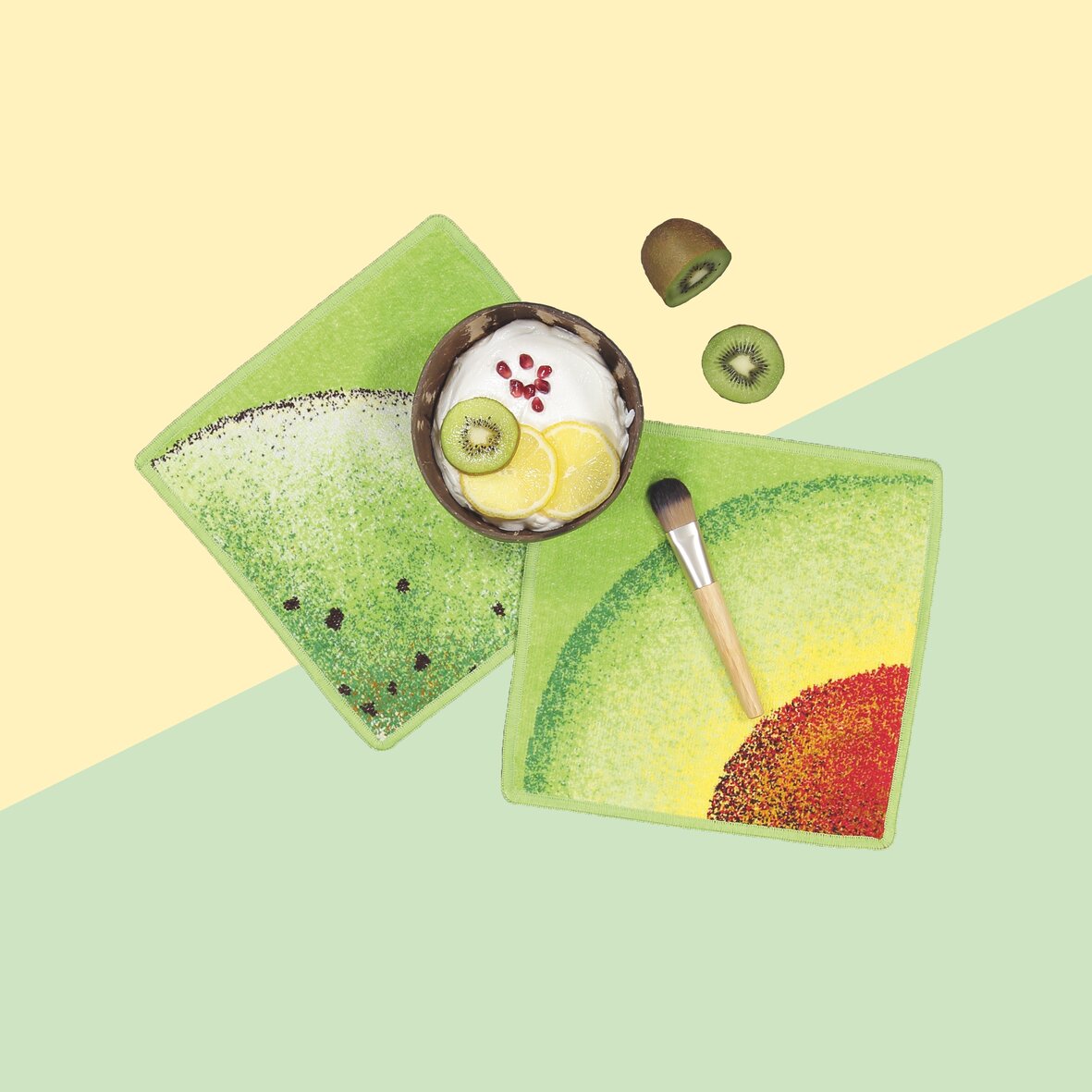 Grüne Chenille-Handtücher mit Kiwi-Motiv – Luxuriöses FEILER Handtuch der Kollektion FRUITS FREISTELLER SCHALE aus Original FEILER-Chenille, Made in Germany.