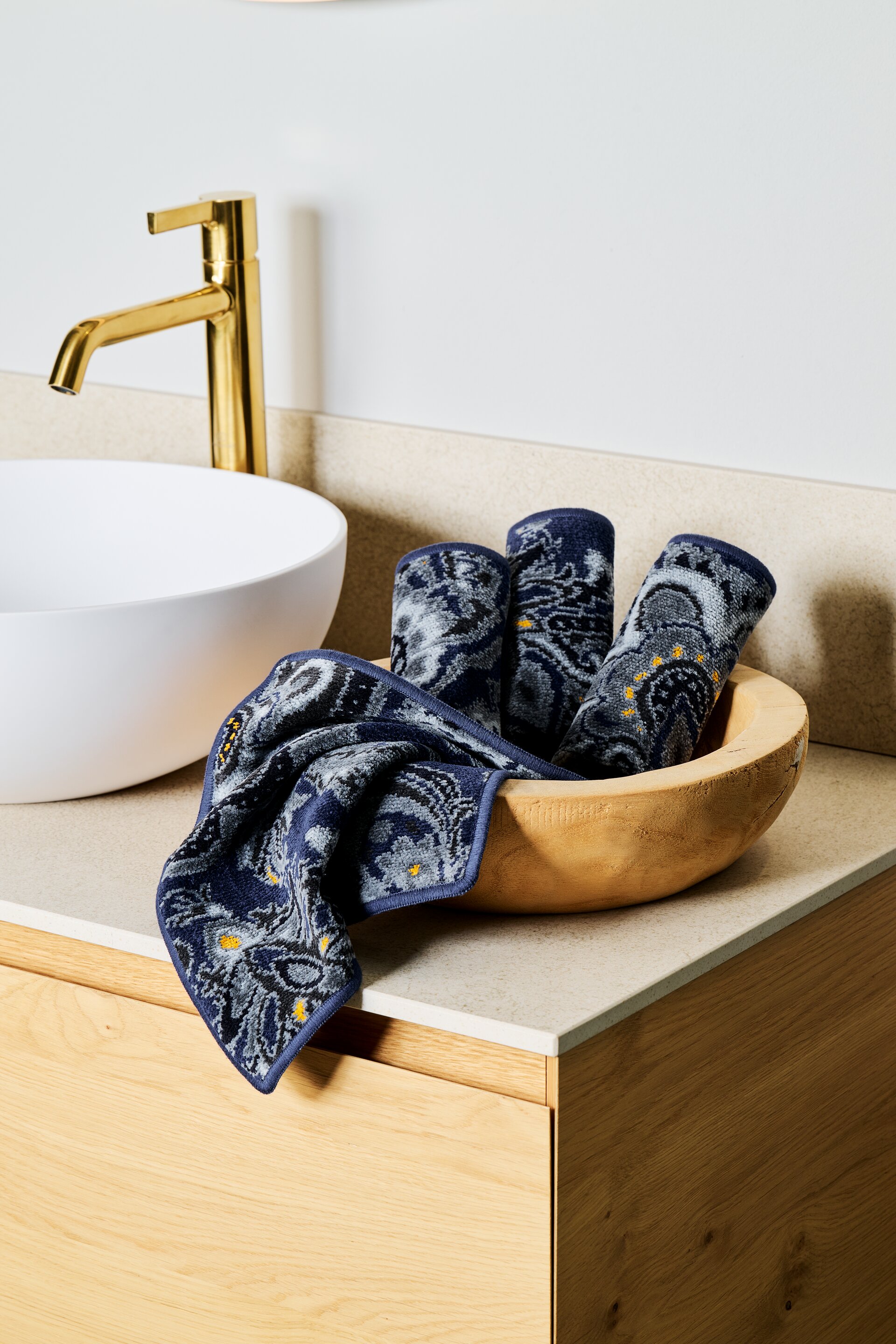 Elegante blaue Handtücher von FEILER in Holzschale – Luxuriöses FEILER Handtuch der Kollektion DJAMAL als Lifestyleaufnahme aus Original FEILER-Chenille, Made in Germany.