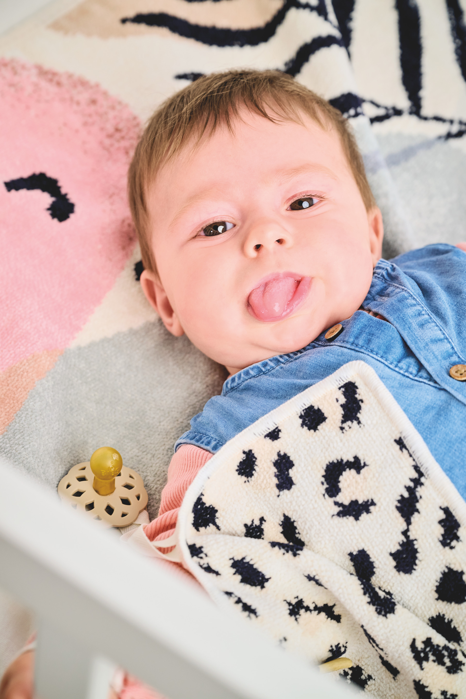 Gemütliche Kuscheldecke für Kinder – Luxuriöses FEILER Handtuch der Kollektion FEILER PANTHERA STAY als Lifestyleaufnahme aus Original FEILER-Chenille, Made in Germany.