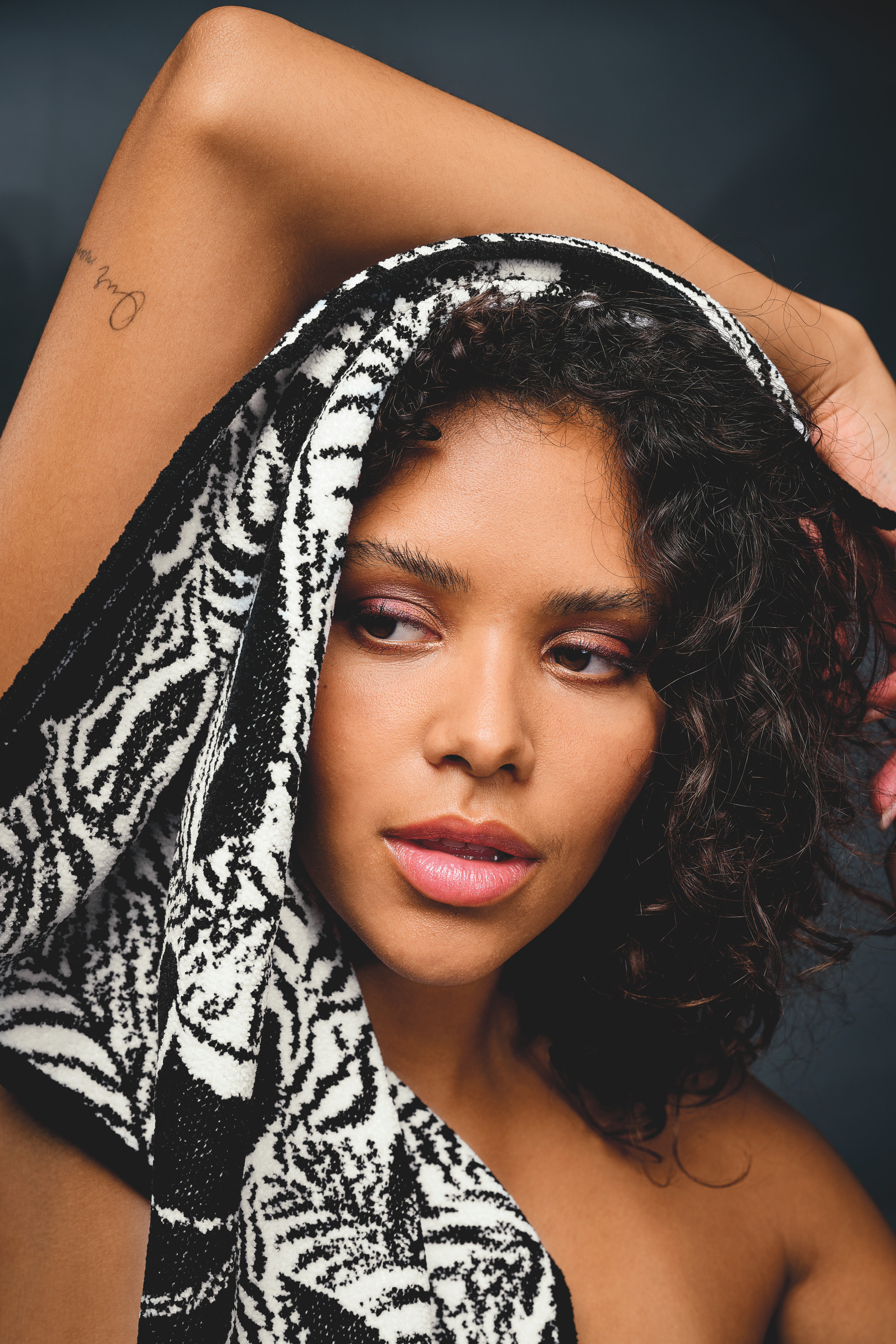 Zebra-Muster Textil aus Chenille – Luxuriöses FEILER Handtuch der Kollektion JUNGLE als Lifestyleaufnahme aus Original FEILER-Chenille, Made in Germany.