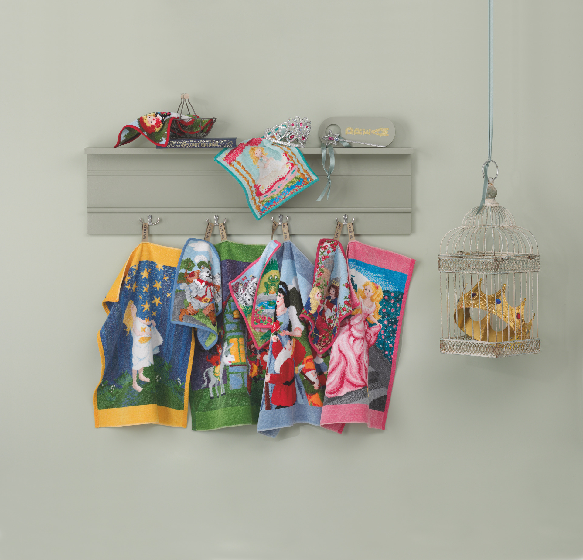 Bunte Handtücher mit Märchenmotiven – Luxuriöses FEILER Handtuch der Kollektion MAERCHEN als Lifestyleaufnahme aus Original FEILER-Chenille, Made in Germany.