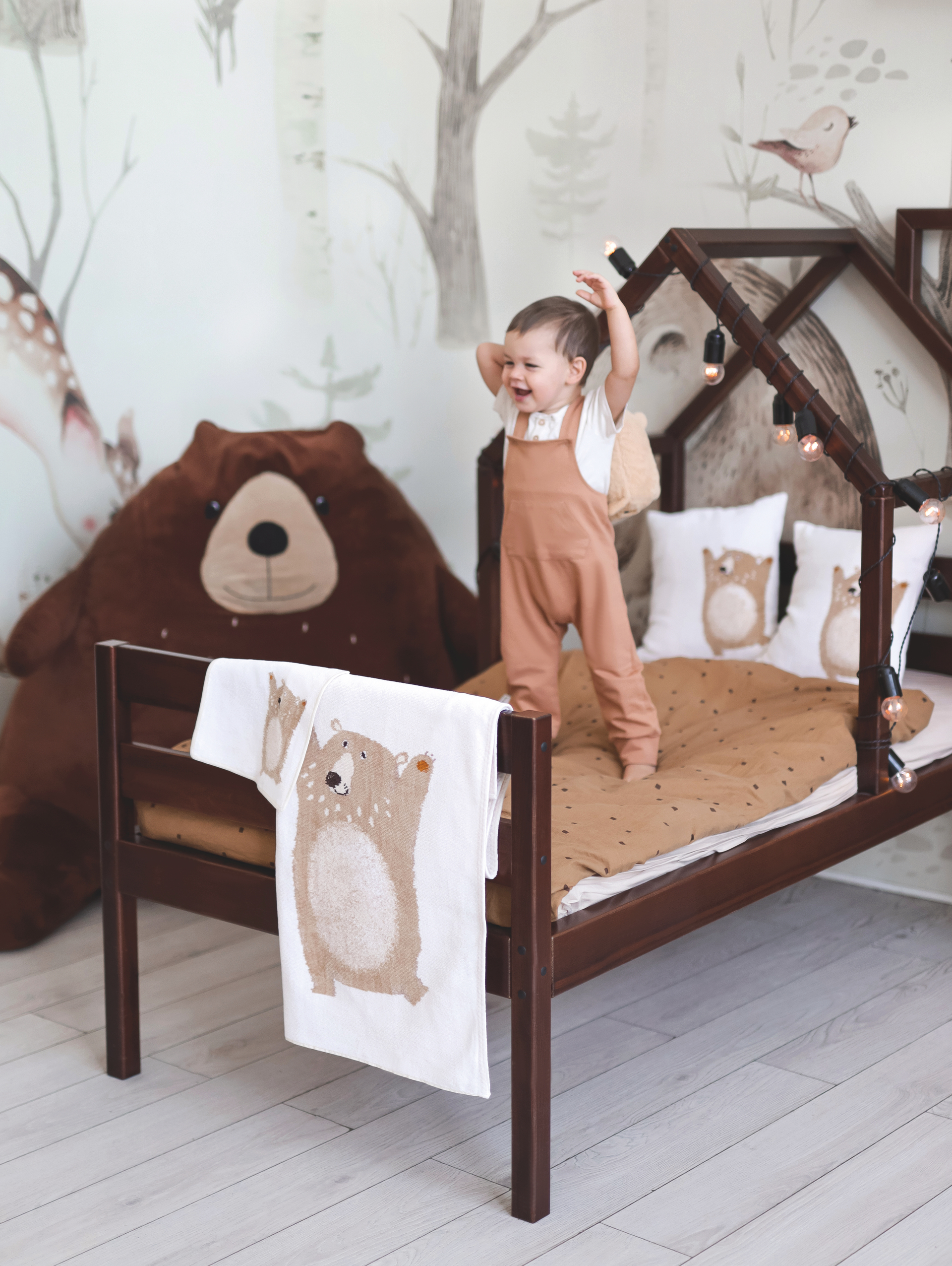 Kinderzimmer mit Bärenmotiv – Luxuriöses FEILER Handtuch der Kollektion BEN BAER als Lifestyleaufnahme aus Original FEILER-Chenille, Made in Germany.