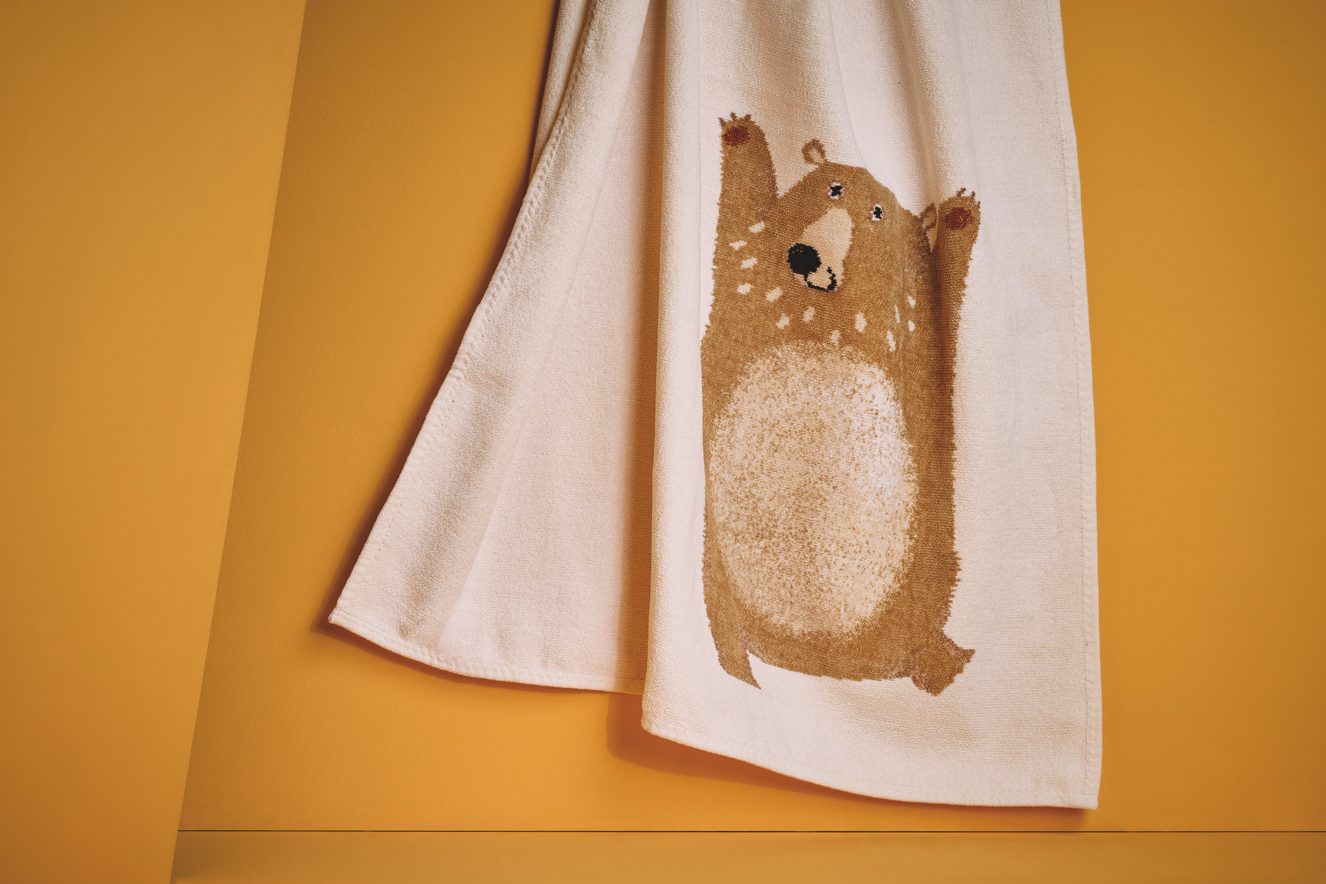 Handtuch mit Bärenmotiv – Luxuriöses FEILER Handtuch der Kollektion BEN BAER als Lifestyleaufnahme aus Original FEILER-Chenille, Made in Germany.