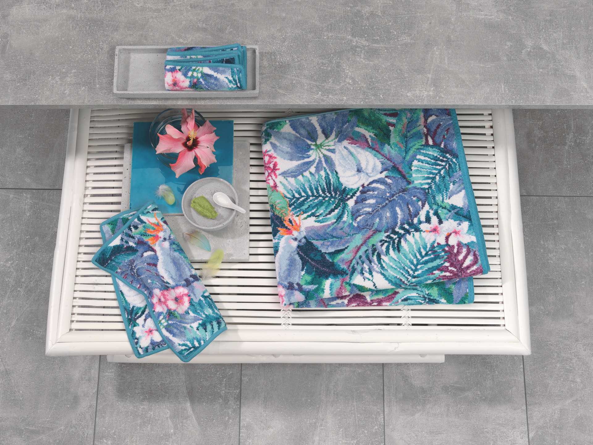 Exotische Badetücher mit Blattmuster – Luxuriöses FEILER Handtuch der Kollektion TROPICAL BIRD als Lifestyleaufnahme aus Original FEILER-Chenille, Made in Germany.