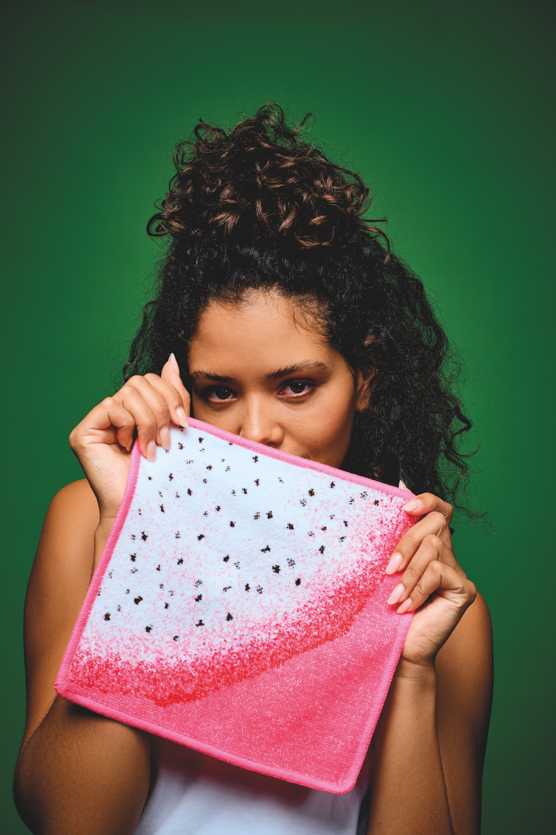 Chenille-Accessoire in Rosa und Weiß – Luxuriöses FEILER Handtuch der Kollektion FRUITS als Lifestyleaufnahme aus Original FEILER-Chenille, Made in Germany.