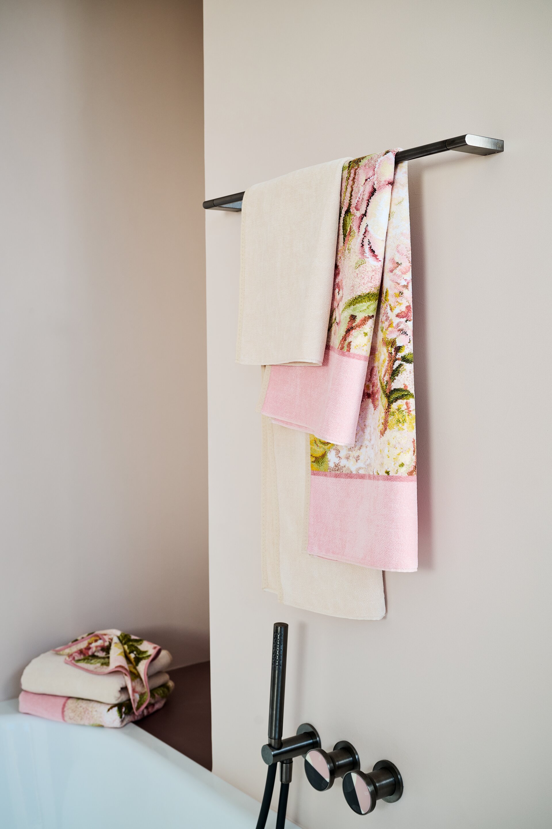 FEILER SECRET GARDEN and PURE – bathroom arrangement beside a bathtub.