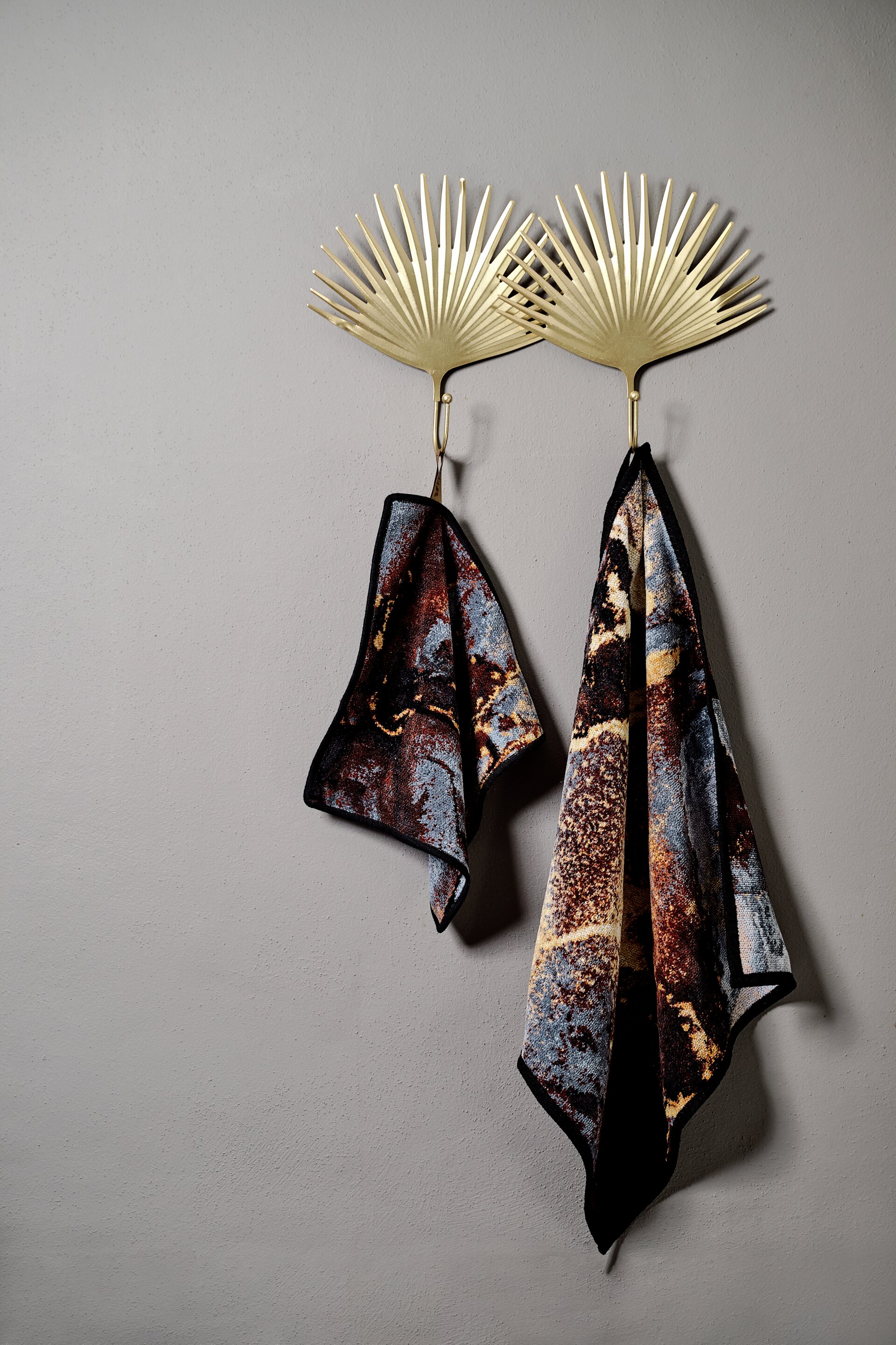 Lifestyle view featuring the FEILER Face Cloth from the GOLDEN FRAGMENTS collection, size 50 × 50 cm, made from Original FEILER chenille in Germany.