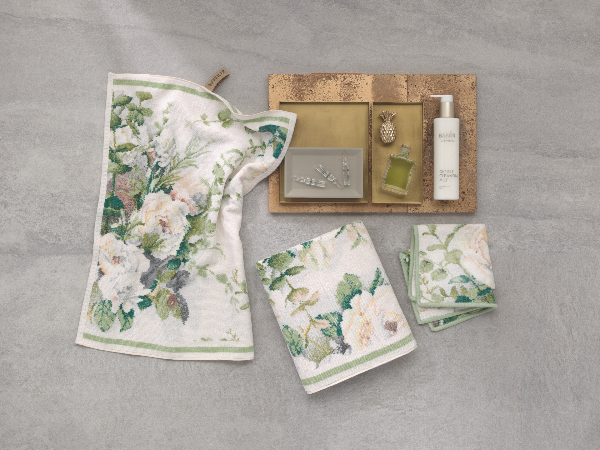 Florale Badtextilien in Premium-Qualität – Luxuriöses FEILER Handtuch der Kollektion JULIETTE als Lifestyleaufnahme aus Original FEILER-Chenille, Made in Germany.