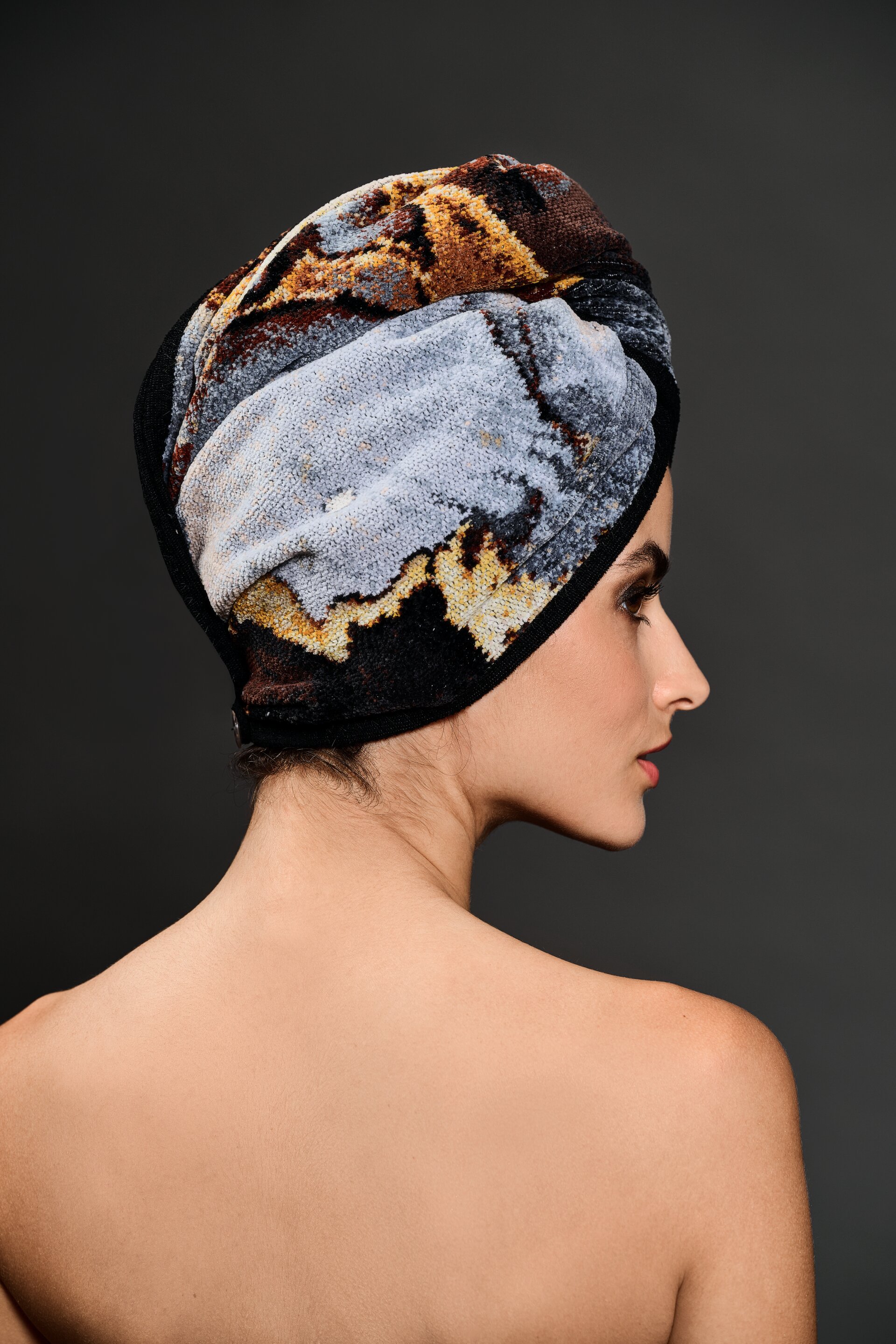 GOLDEN Chenille Handtuch-Turban one size – Luxuriöser FEILER Handtuch-Turban als Lifestyleaufnahme aus Original FEILER-Chenille, Made in Germany.