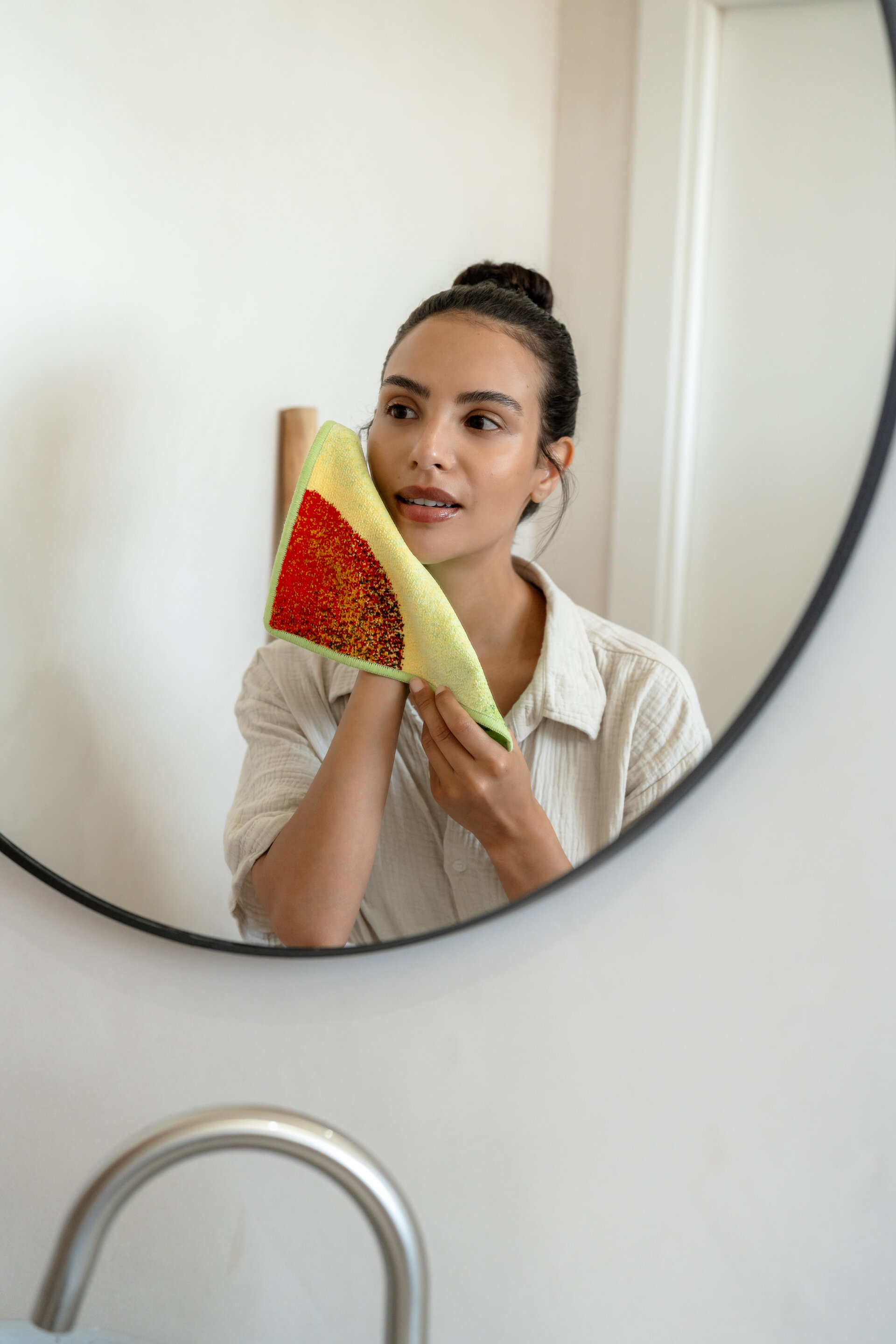 Erfrischung mit buntem Chenille-Handtuch – Luxuriöses FEILER Handtuch der Kollektion FRUITS als Lifestyleaufnahme aus Original FEILER-Chenille, Made in Germany.