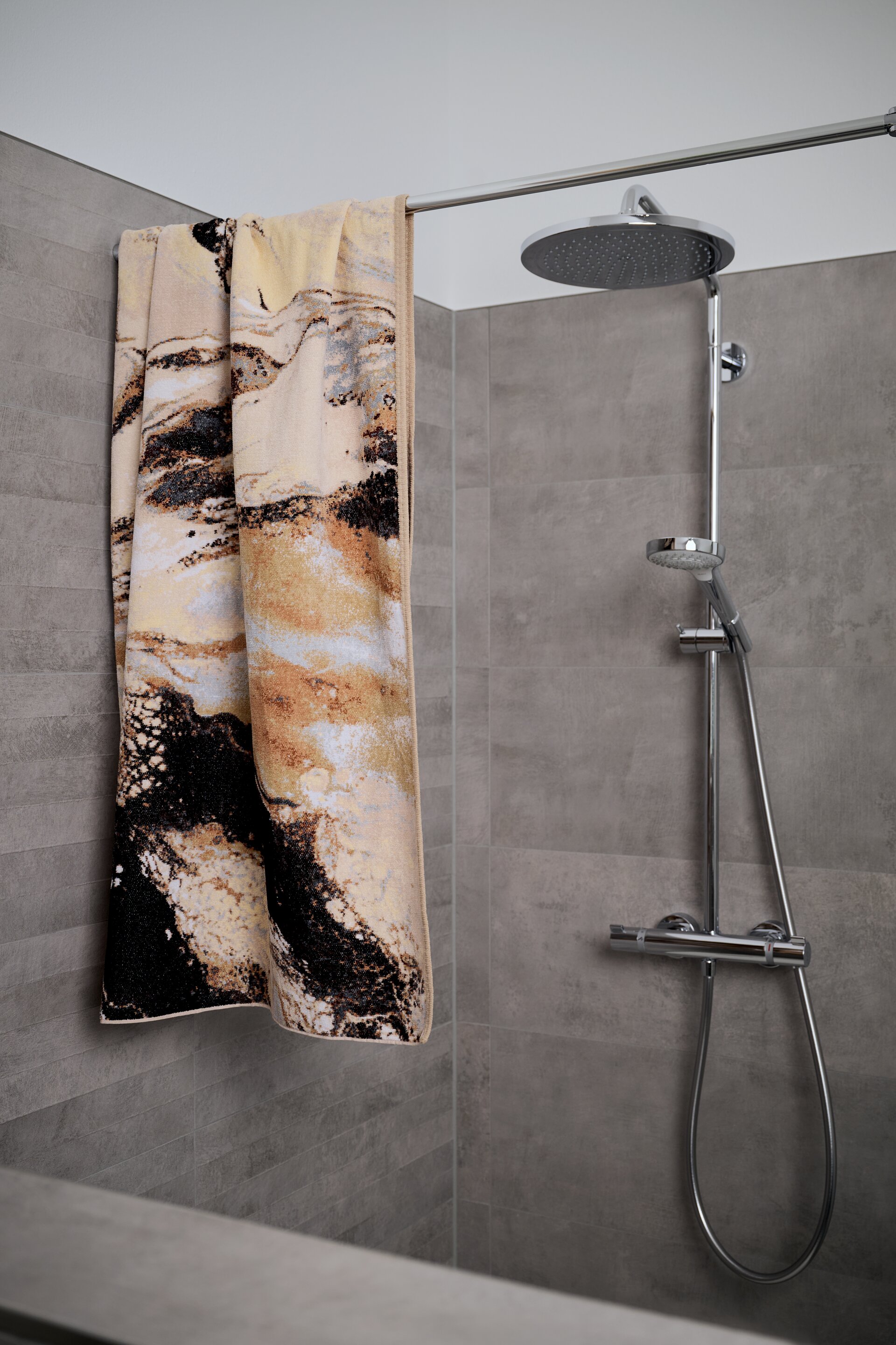 Lifestyle view featuring the FEILER Lounger Towel from the PETRICHOR collection, size 75 × 180 cm, made from Original FEILER chenille in Germany.