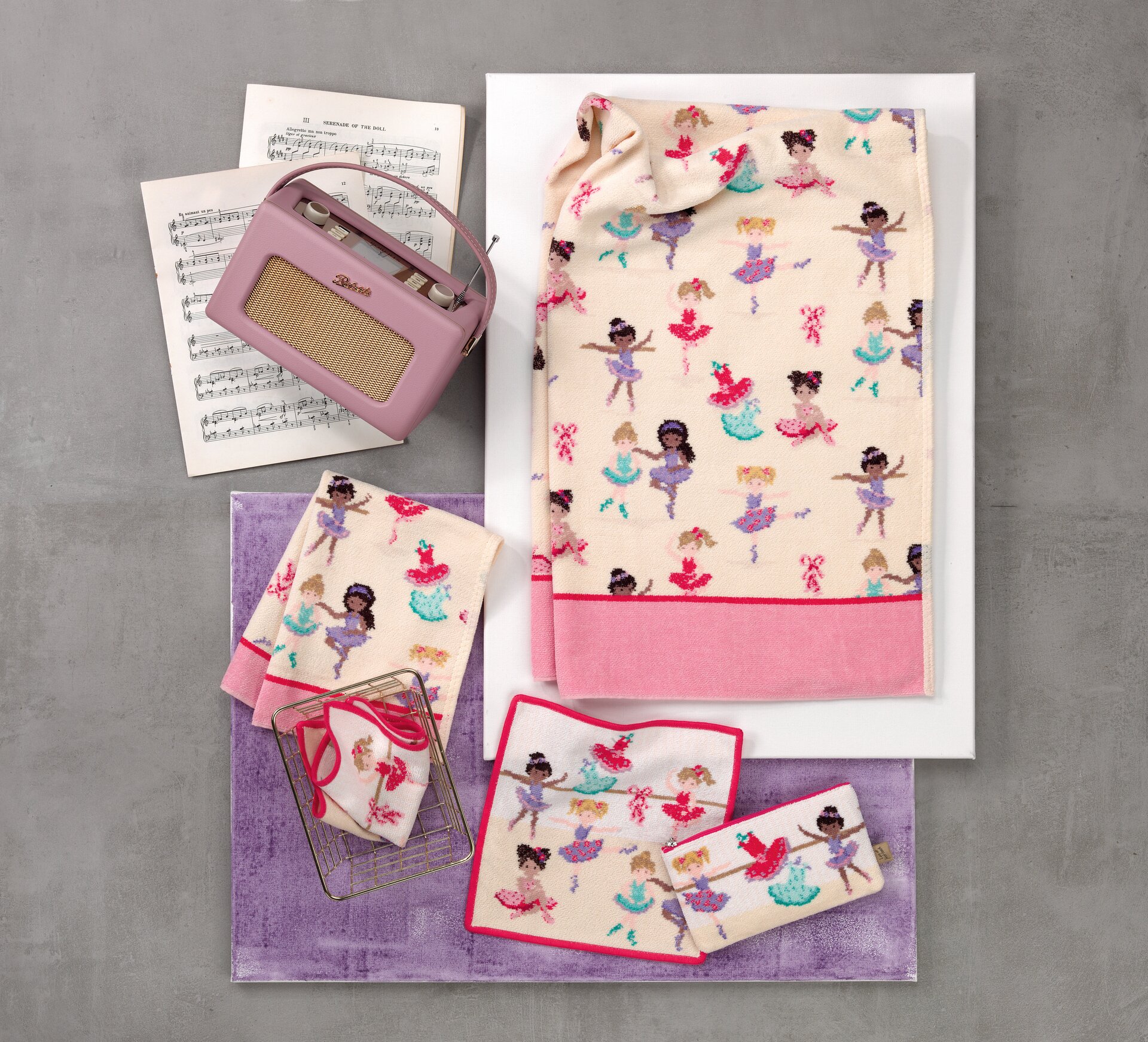 Handtuch-Set mit Tänzerinnen-Motiv – Luxuriöses FEILER Handtuch der Kollektion BALLERINA als Lifestyleaufnahme aus Original FEILER-Chenille, Made in Germany.