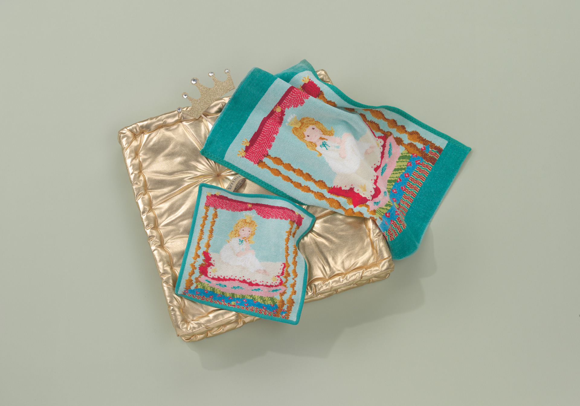 Edles Chenille-Set mit Märchenmotiv – Luxuriöses FEILER Handtuch der Kollektion MAERCHEN als Lifestyleaufnahme aus Original FEILER-Chenille, Made in Germany.