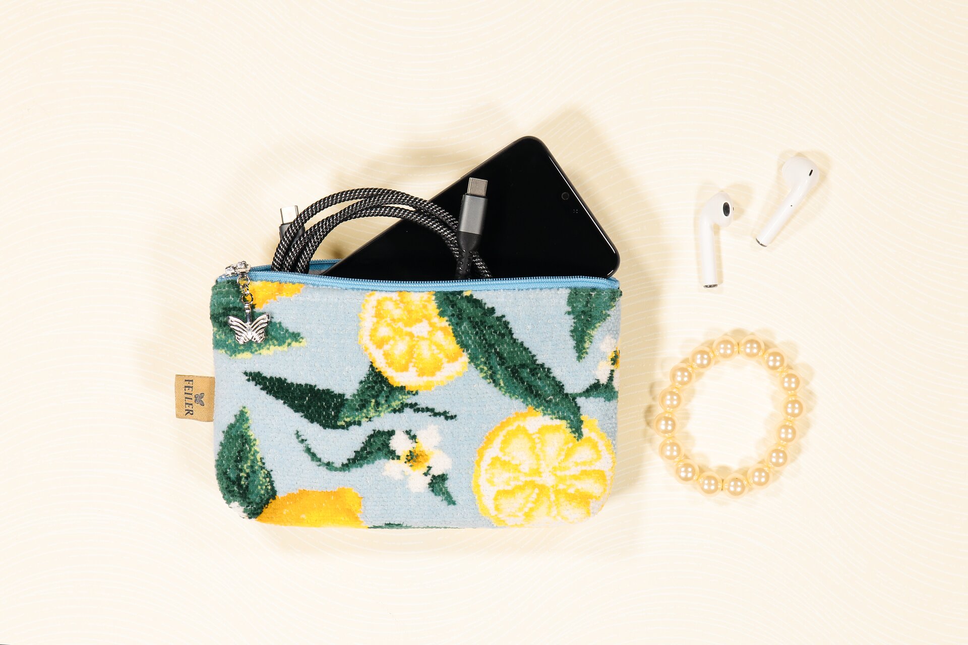 FEILER LEMONS AND LEAVES: stilllife-Szene Chenille Täschchen  mit Brille.